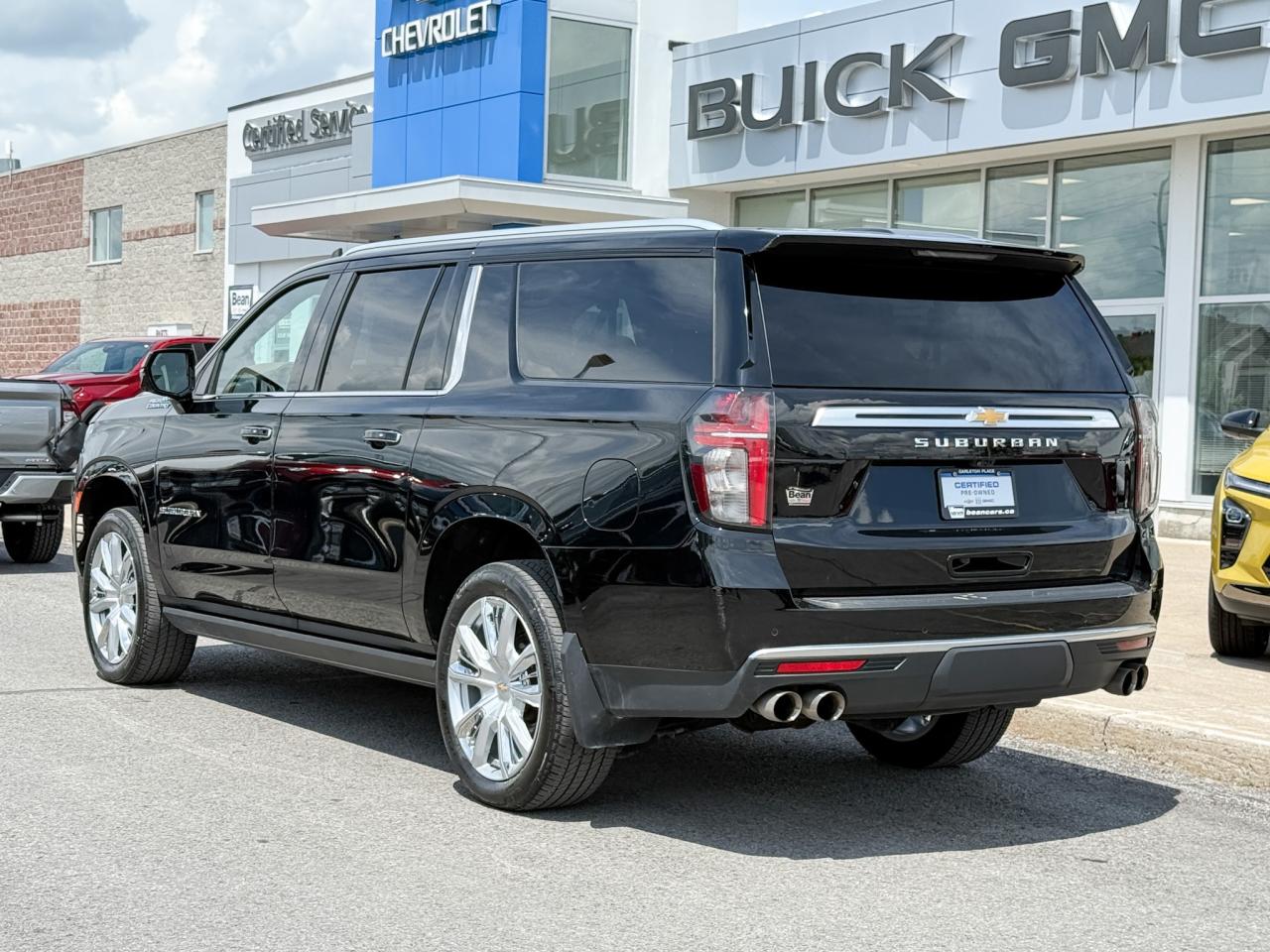 2021 Chevrolet Suburban High Country 6.2L V8 WITH REMOTE START/ENTRY, SUNROOF, HEATED/VENTILATED SEATS, HEATED STEERING WHEEL, BOSE SOUND SYSTEM, POWER LIFTGATE, POWER FOLDING SEATS, APPLE CARPLAY AND ANDROID AUTO Photo