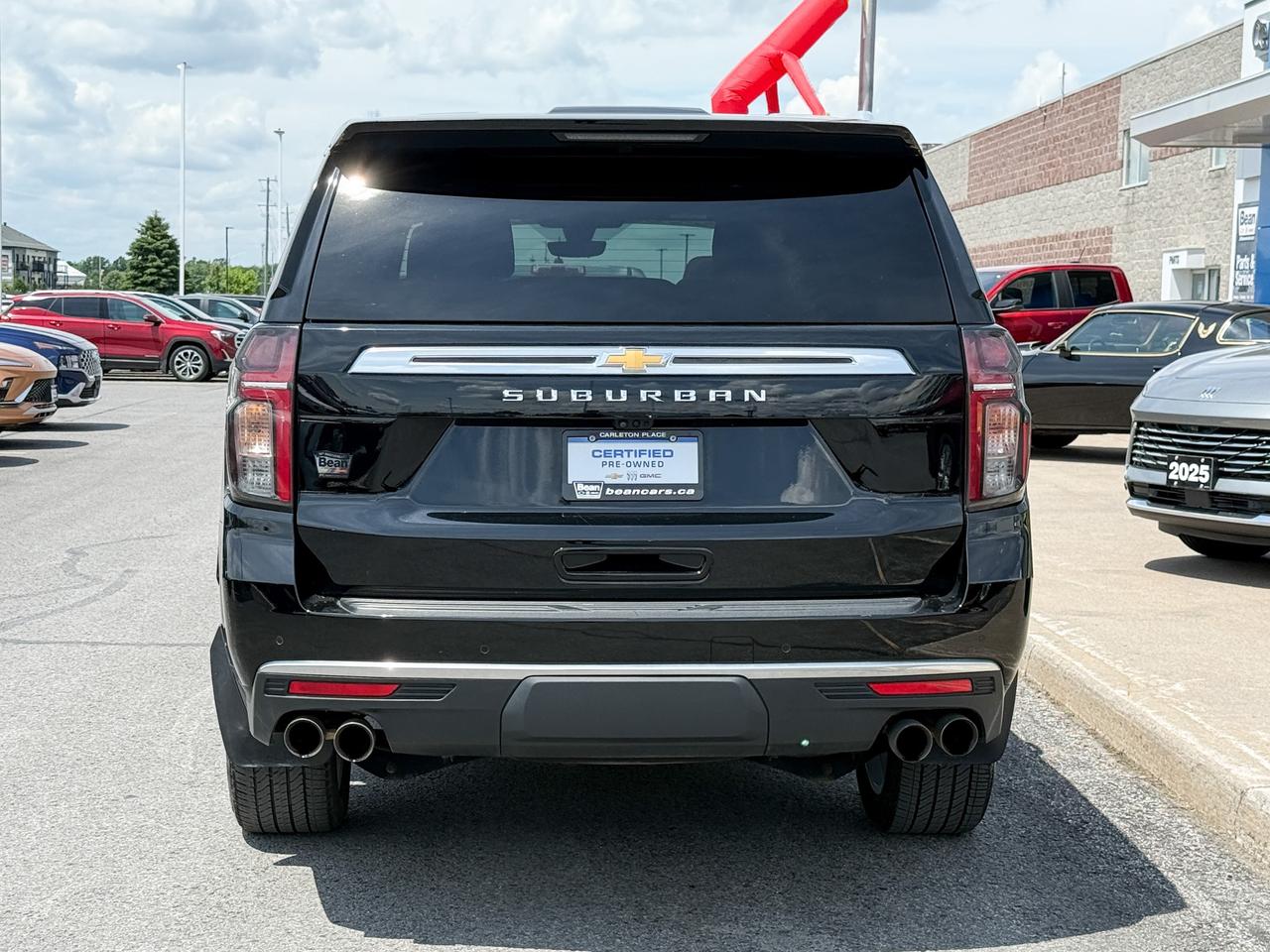 2021 Chevrolet Suburban High Country 6.2L V8 WITH REMOTE START/ENTRY, SUNROOF, HEATED/VENTILATED SEATS, HEATED STEERING WHEEL, BOSE SOUND SYSTEM, POWER LIFTGATE, POWER FOLDING SEATS, APPLE CARPLAY AND ANDROID AUTO Photo3