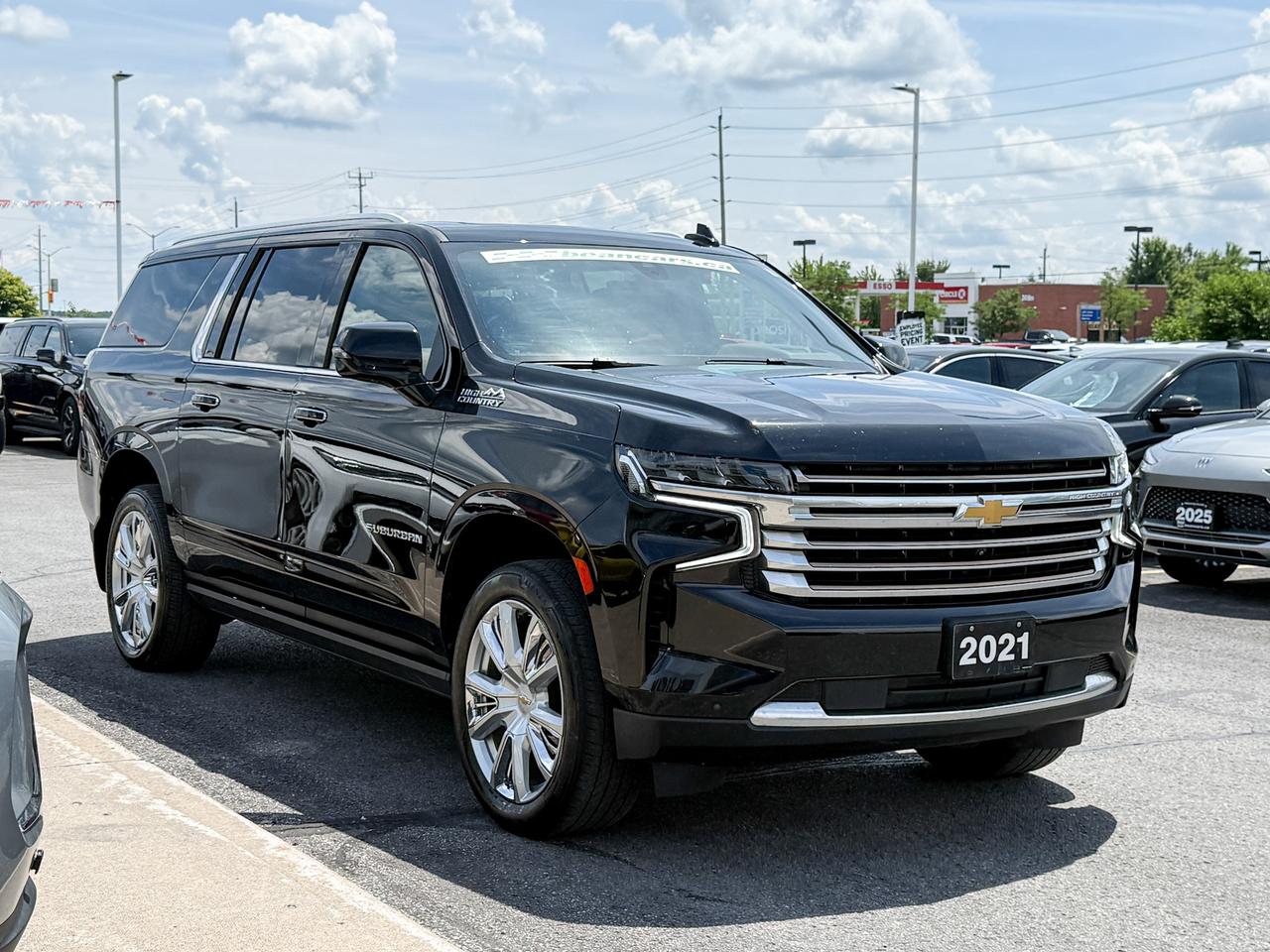 2021 Chevrolet Suburban High Country 6.2L V8 WITH REMOTE START/ENTRY, SUNROOF, HEATED/VENTILATED SEATS, HEATED STEERING WHEEL, BOSE SOUND SYSTEM, POWER LIFTGATE, POWER FOLDING SEATS, APPLE CARPLAY AND ANDROID AUTO Photo