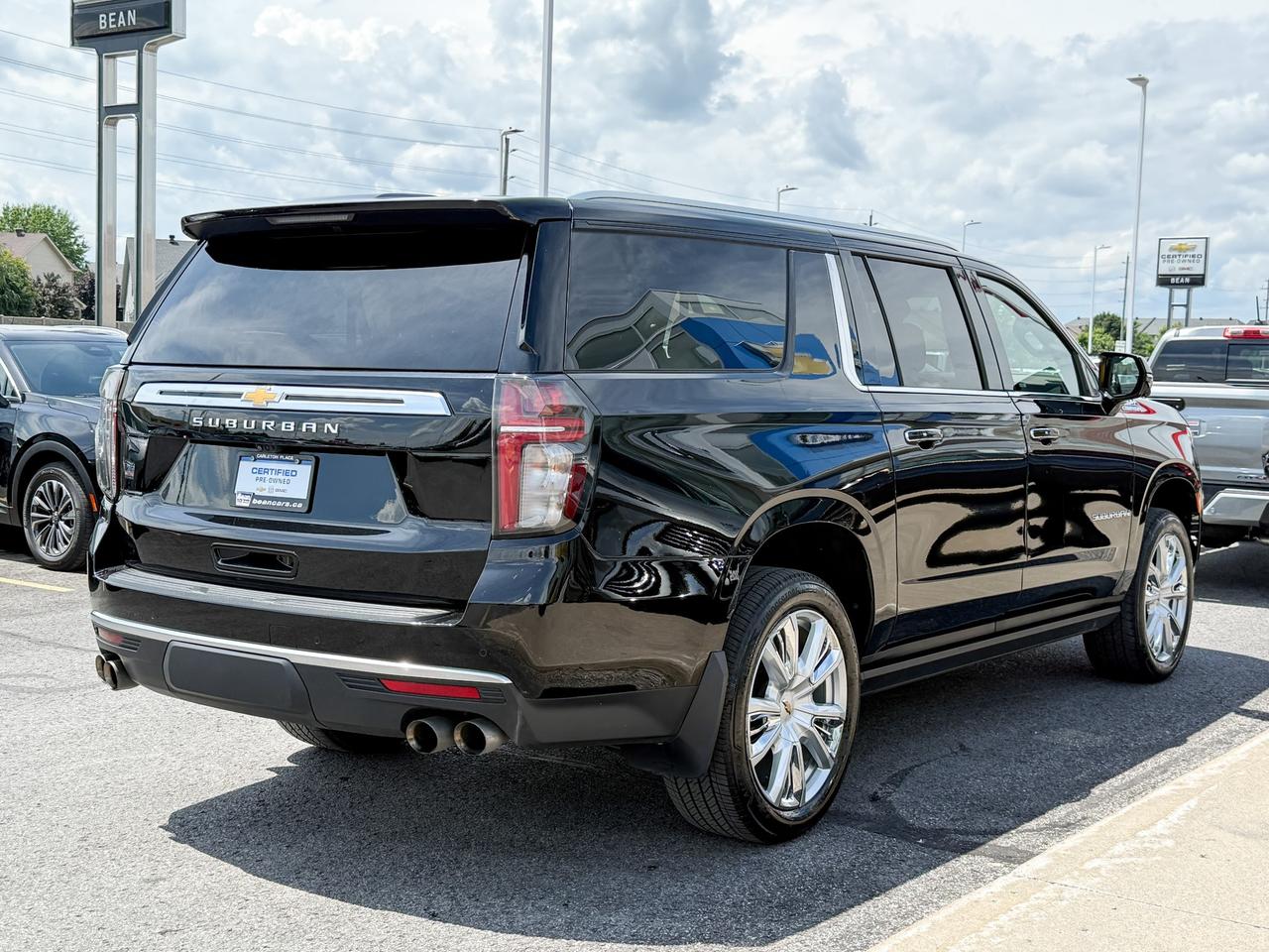 2021 Chevrolet Suburban High Country 6.2L V8 WITH REMOTE START/ENTRY, SUNROOF, HEATED/VENTILATED SEATS, HEATED STEERING WHEEL, BOSE SOUND SYSTEM, POWER LIFTGATE, POWER FOLDING SEATS, APPLE CARPLAY AND ANDROID AUTO Photo
