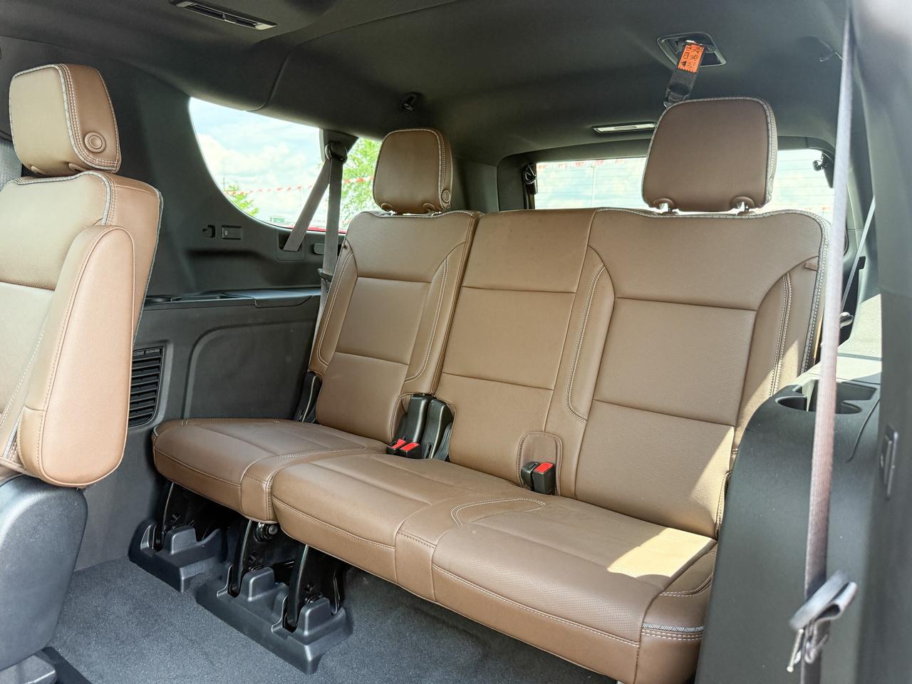 2021 Chevrolet Suburban High Country 6.2L V8 WITH REMOTE START/ENTRY, SUNROOF, HEATED/VENTILATED SEATS, HEATED STEERING WHEEL, BOSE SOUND SYSTEM, POWER LIFTGATE, POWER FOLDING SEATS, APPLE CARPLAY AND ANDROID AUTO Photo
