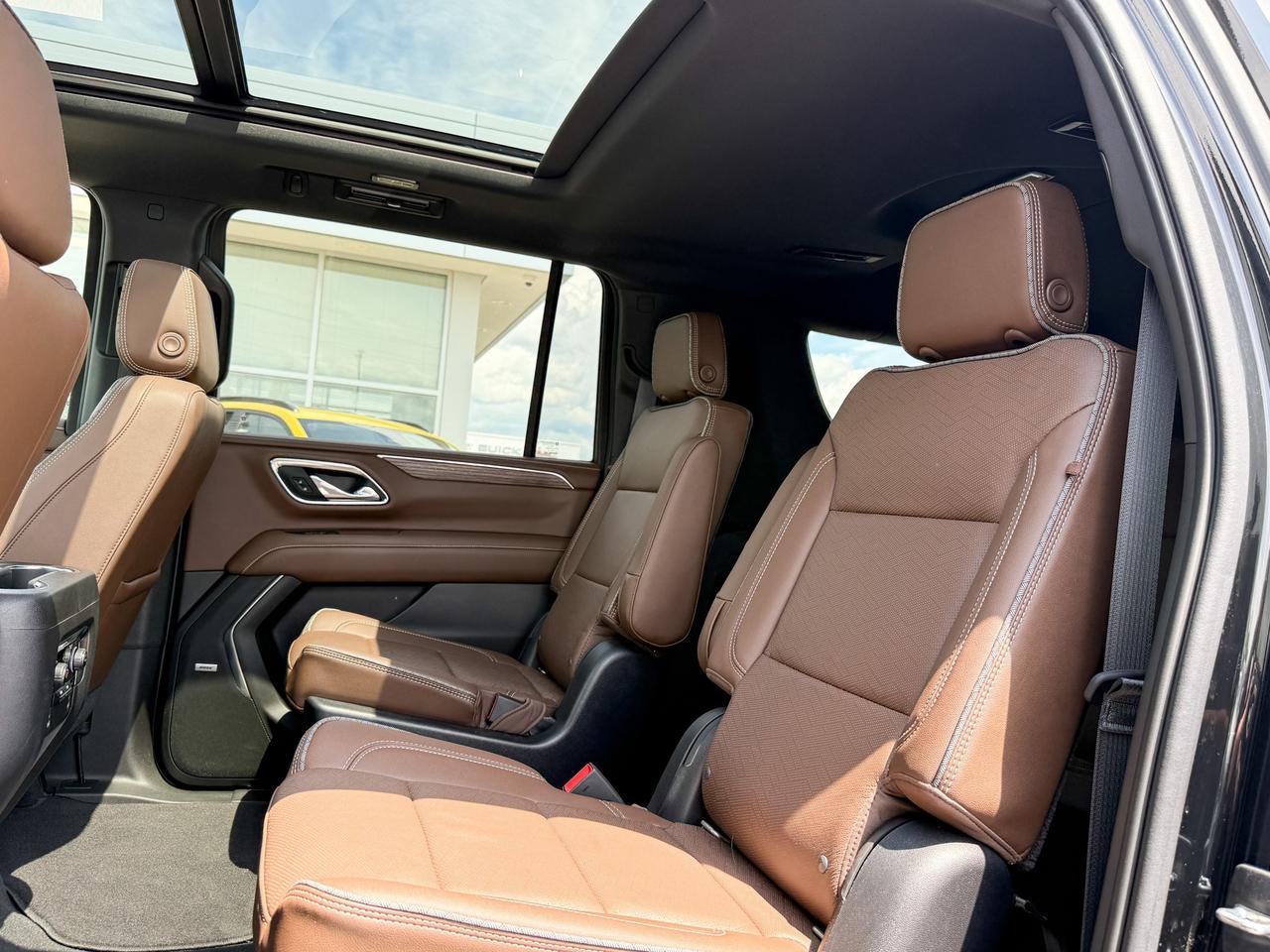 2021 Chevrolet Suburban High Country 6.2L V8 WITH REMOTE START/ENTRY, SUNROOF, HEATED/VENTILATED SEATS, HEATED STEERING WHEEL, BOSE SOUND SYSTEM, POWER LIFTGATE, POWER FOLDING SEATS, APPLE CARPLAY AND ANDROID AUTO Photo