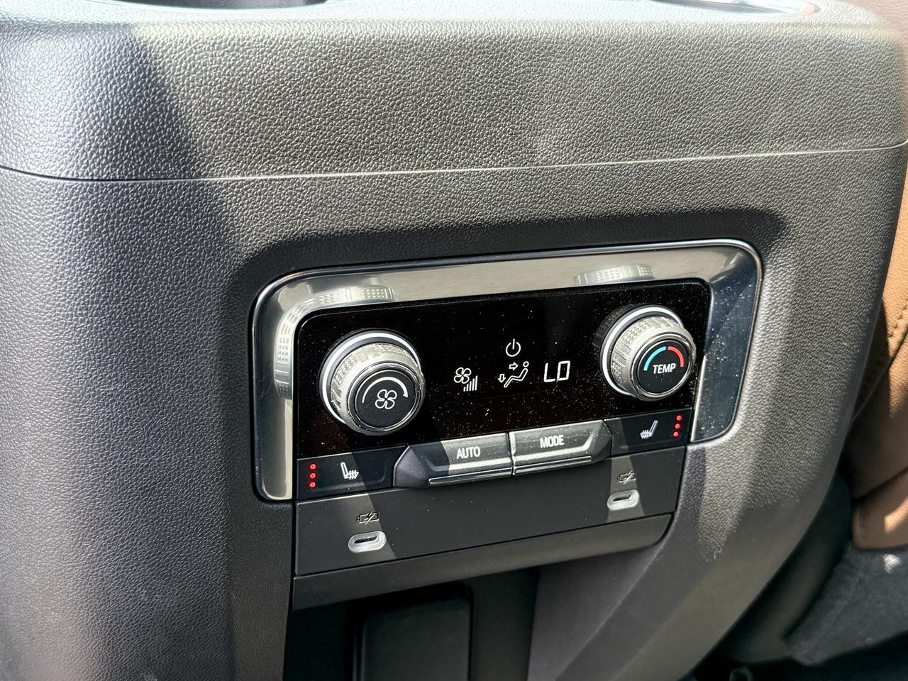 2021 Chevrolet Suburban High Country 6.2L V8 WITH REMOTE START/ENTRY, SUNROOF, HEATED/VENTILATED SEATS, HEATED STEERING WHEEL, BOSE SOUND SYSTEM, POWER LIFTGATE, POWER FOLDING SEATS, APPLE CARPLAY AND ANDROID AUTO Photo