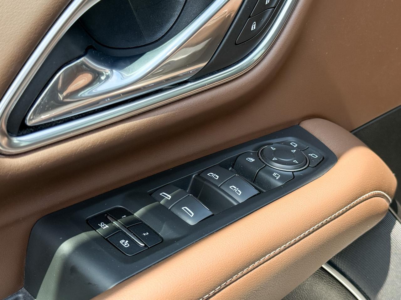 2021 Chevrolet Suburban High Country 6.2L V8 WITH REMOTE START/ENTRY, SUNROOF, HEATED/VENTILATED SEATS, HEATED STEERING WHEEL, BOSE SOUND SYSTEM, POWER LIFTGATE, POWER FOLDING SEATS, APPLE CARPLAY AND ANDROID AUTO Photo