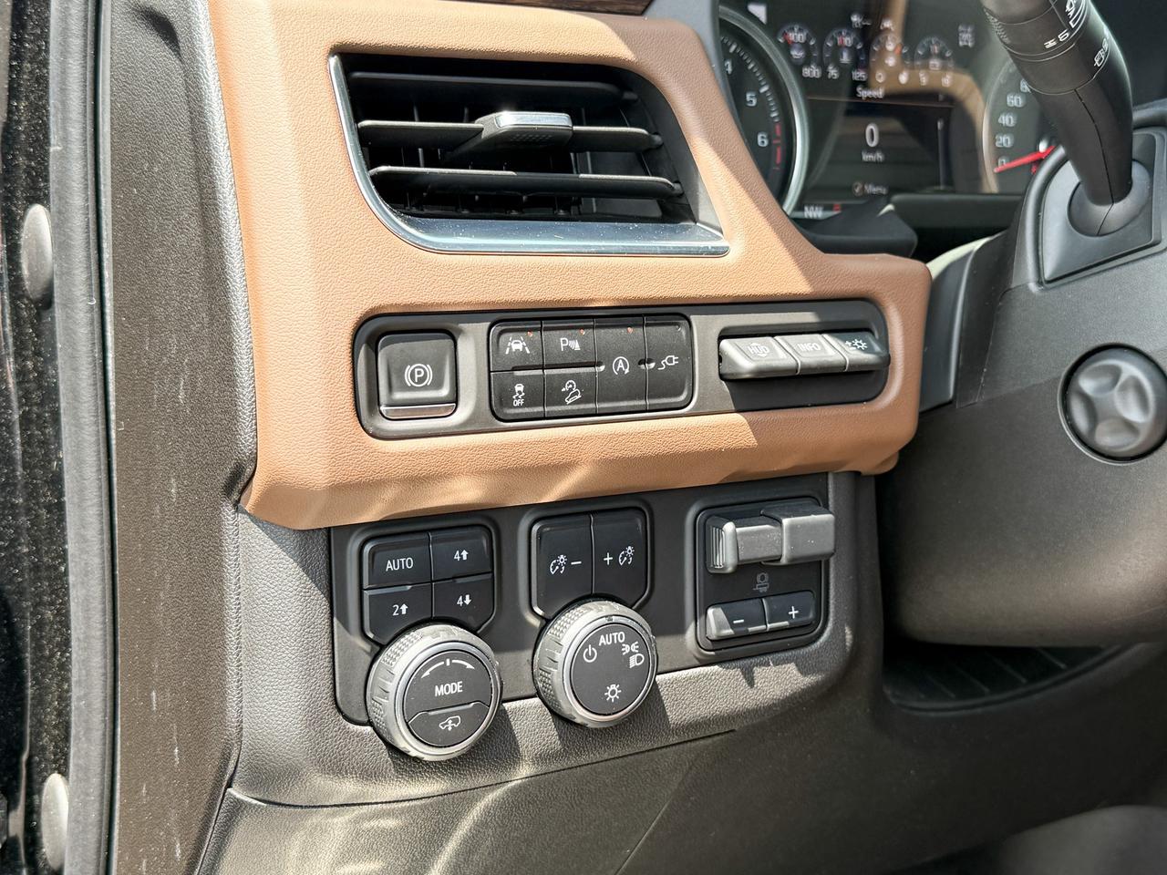 2021 Chevrolet Suburban High Country 6.2L V8 WITH REMOTE START/ENTRY, SUNROOF, HEATED/VENTILATED SEATS, HEATED STEERING WHEEL, BOSE SOUND SYSTEM, POWER LIFTGATE, POWER FOLDING SEATS, APPLE CARPLAY AND ANDROID AUTO Photo