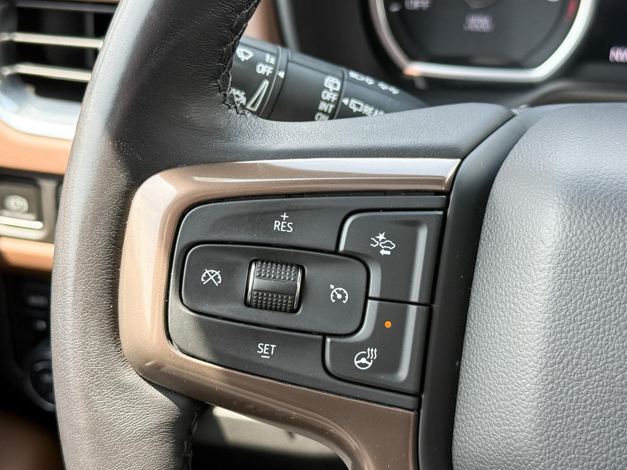 2021 Chevrolet Suburban High Country 6.2L V8 WITH REMOTE START/ENTRY, SUNROOF, HEATED/VENTILATED SEATS, HEATED STEERING WHEEL, BOSE SOUND SYSTEM, POWER LIFTGATE, POWER FOLDING SEATS, APPLE CARPLAY AND ANDROID AUTO Photo