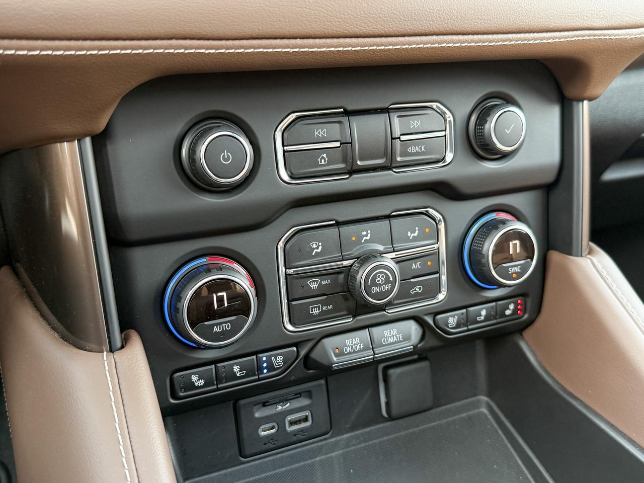 2021 Chevrolet Suburban High Country 6.2L V8 WITH REMOTE START/ENTRY, SUNROOF, HEATED/VENTILATED SEATS, HEATED STEERING WHEEL, BOSE SOUND SYSTEM, POWER LIFTGATE, POWER FOLDING SEATS, APPLE CARPLAY AND ANDROID AUTO Photo