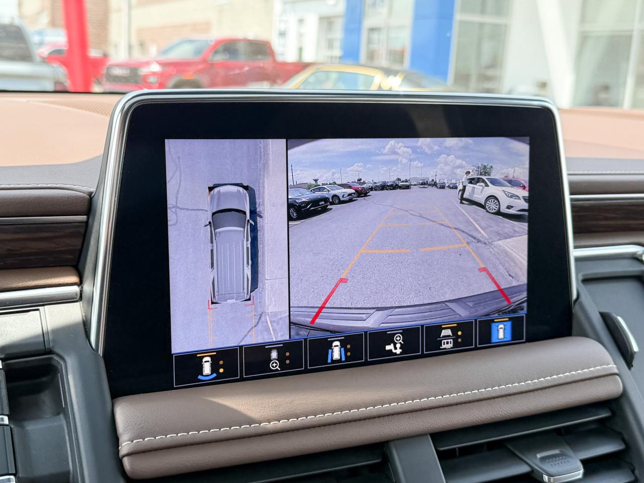 2021 Chevrolet Suburban High Country 6.2L V8 WITH REMOTE START/ENTRY, SUNROOF, HEATED/VENTILATED SEATS, HEATED STEERING WHEEL, BOSE SOUND SYSTEM, POWER LIFTGATE, POWER FOLDING SEATS, APPLE CARPLAY AND ANDROID AUTO Photo