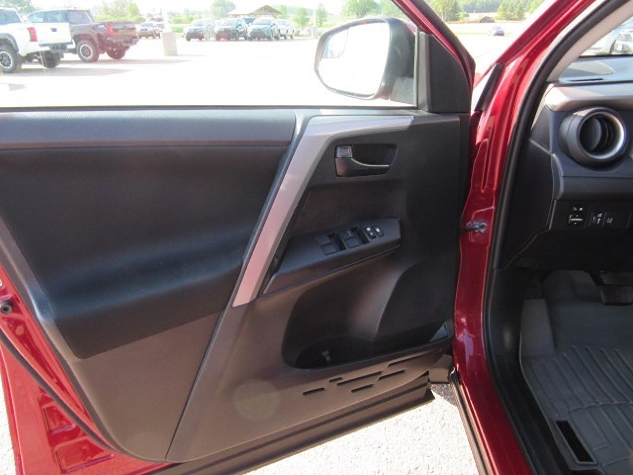 2018 Toyota RAV4 LE Photo