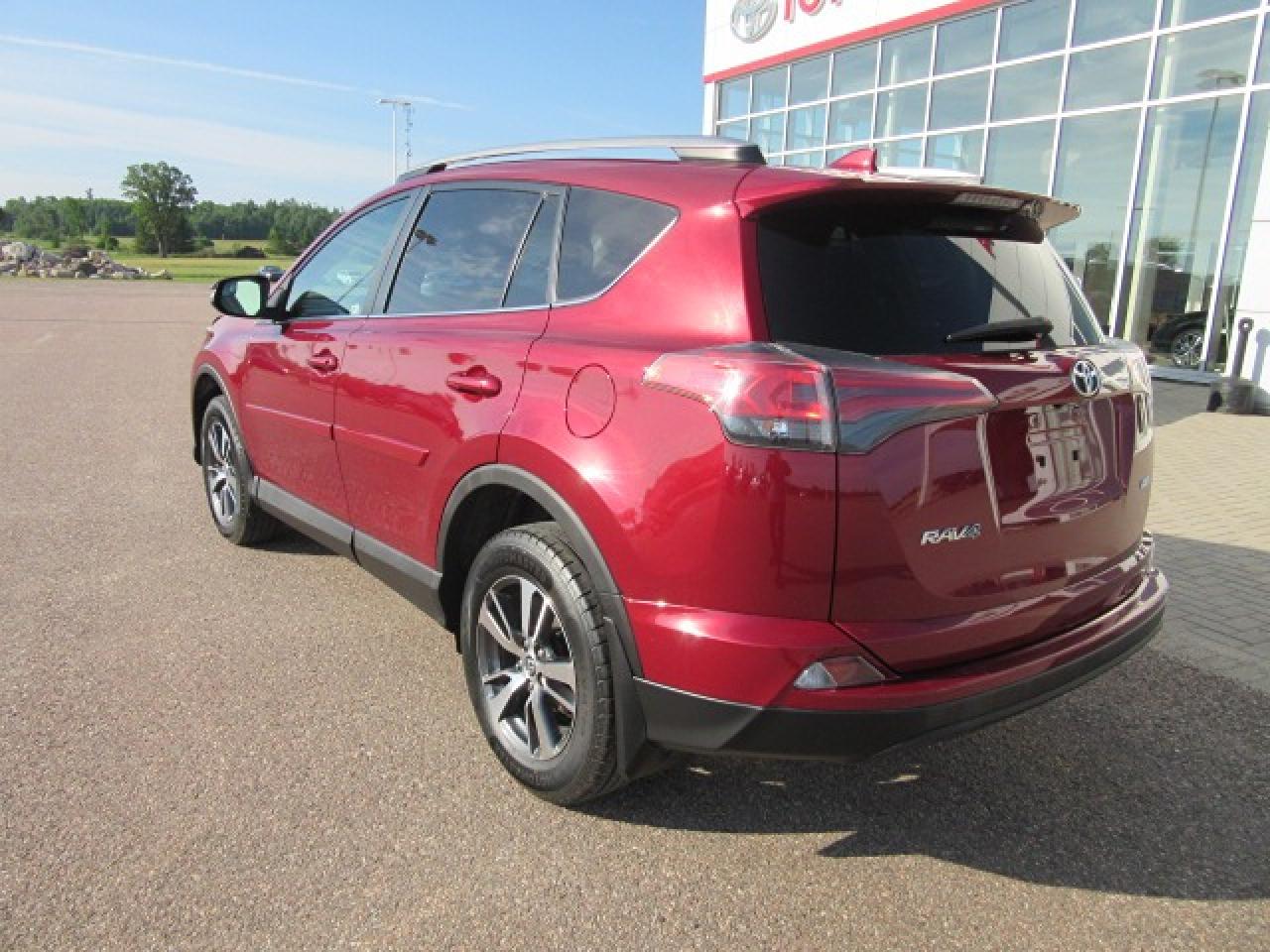 2018 Toyota RAV4 LE Photo2