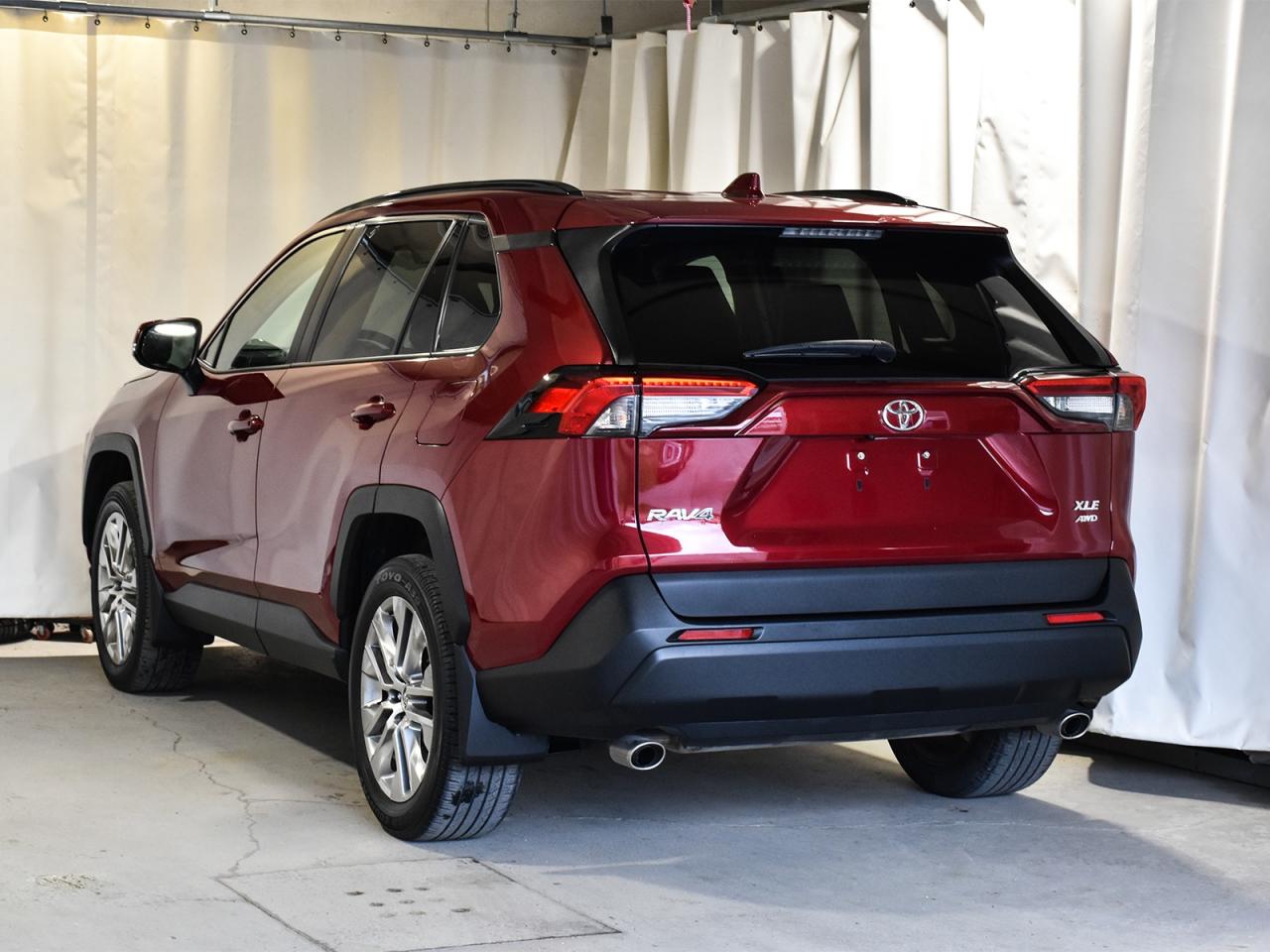 2021 Toyota RAV4 XLE Premium / LEATHER / SUNROOF / ONE OWNER / AWD Photo4