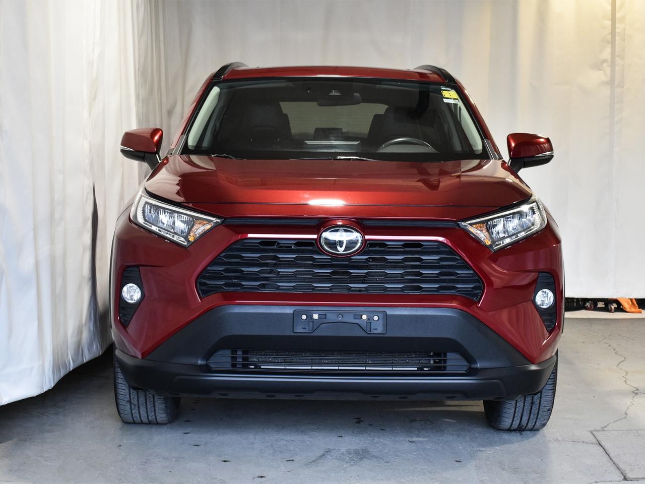 2021 Toyota RAV4 XLE Premium / LEATHER / SUNROOF / ONE OWNER / AWD - Photo #2