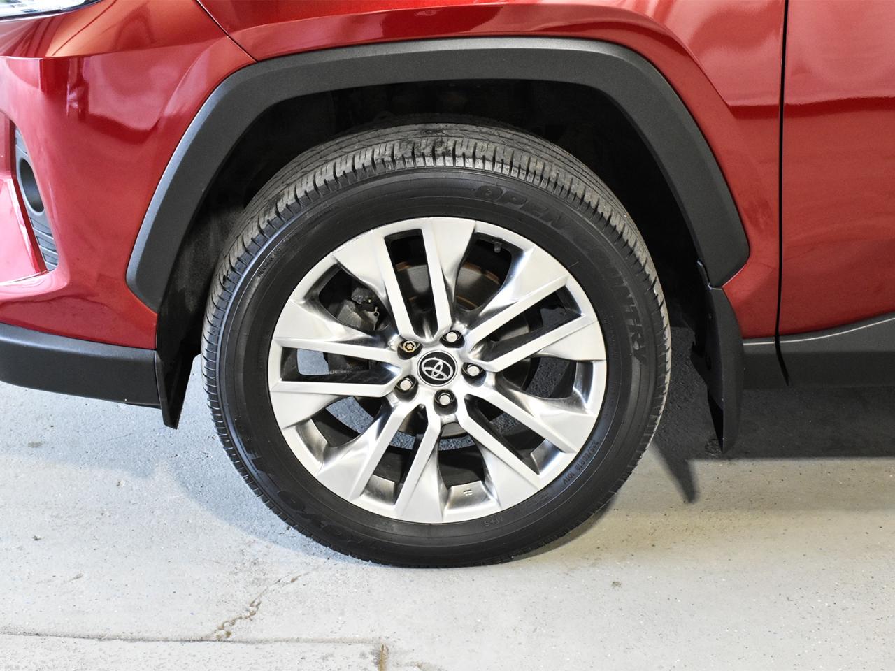 2021 Toyota RAV4 XLE Premium / LEATHER / SUNROOF / ONE OWNER / AWD - Photo #4