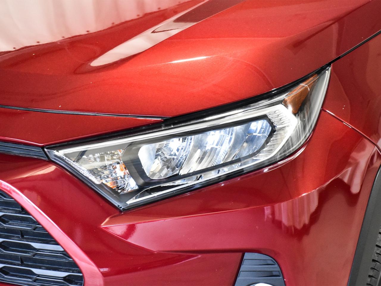 2021 Toyota RAV4 XLE Premium / LEATHER / SUNROOF / ONE OWNER / AWD - Photo #3