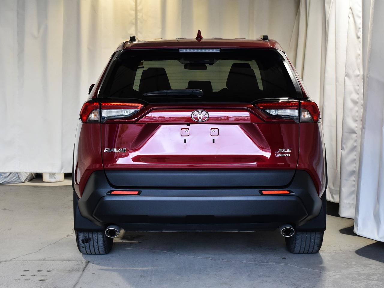 2021 Toyota RAV4 XLE Premium / LEATHER / SUNROOF / ONE OWNER / AWD - Photo #6