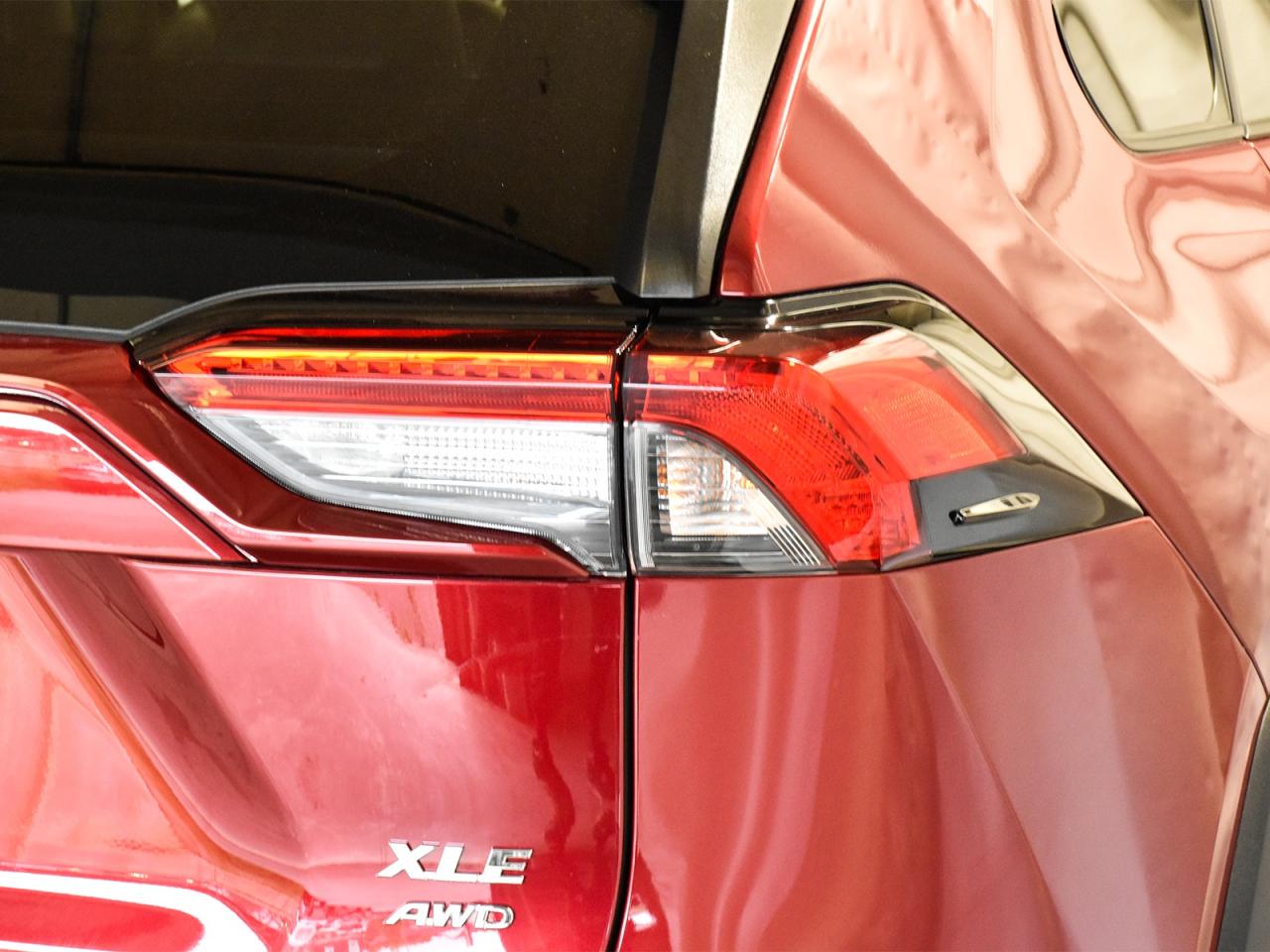 2021 Toyota RAV4 XLE Premium / LEATHER / SUNROOF / ONE OWNER / AWD - Photo #7