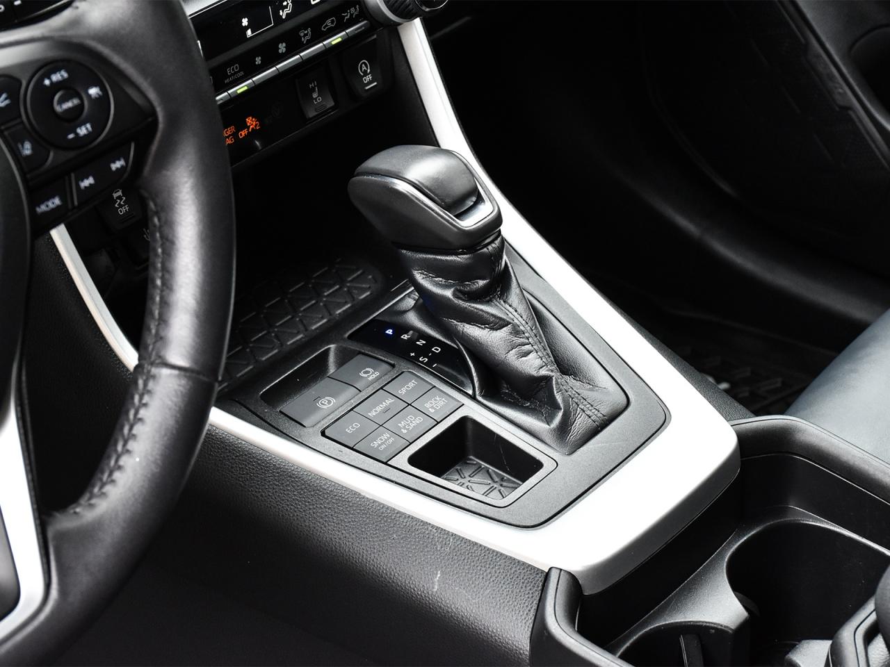2021 Toyota RAV4 XLE Premium / LEATHER / SUNROOF / ONE OWNER / AWD - Photo #9