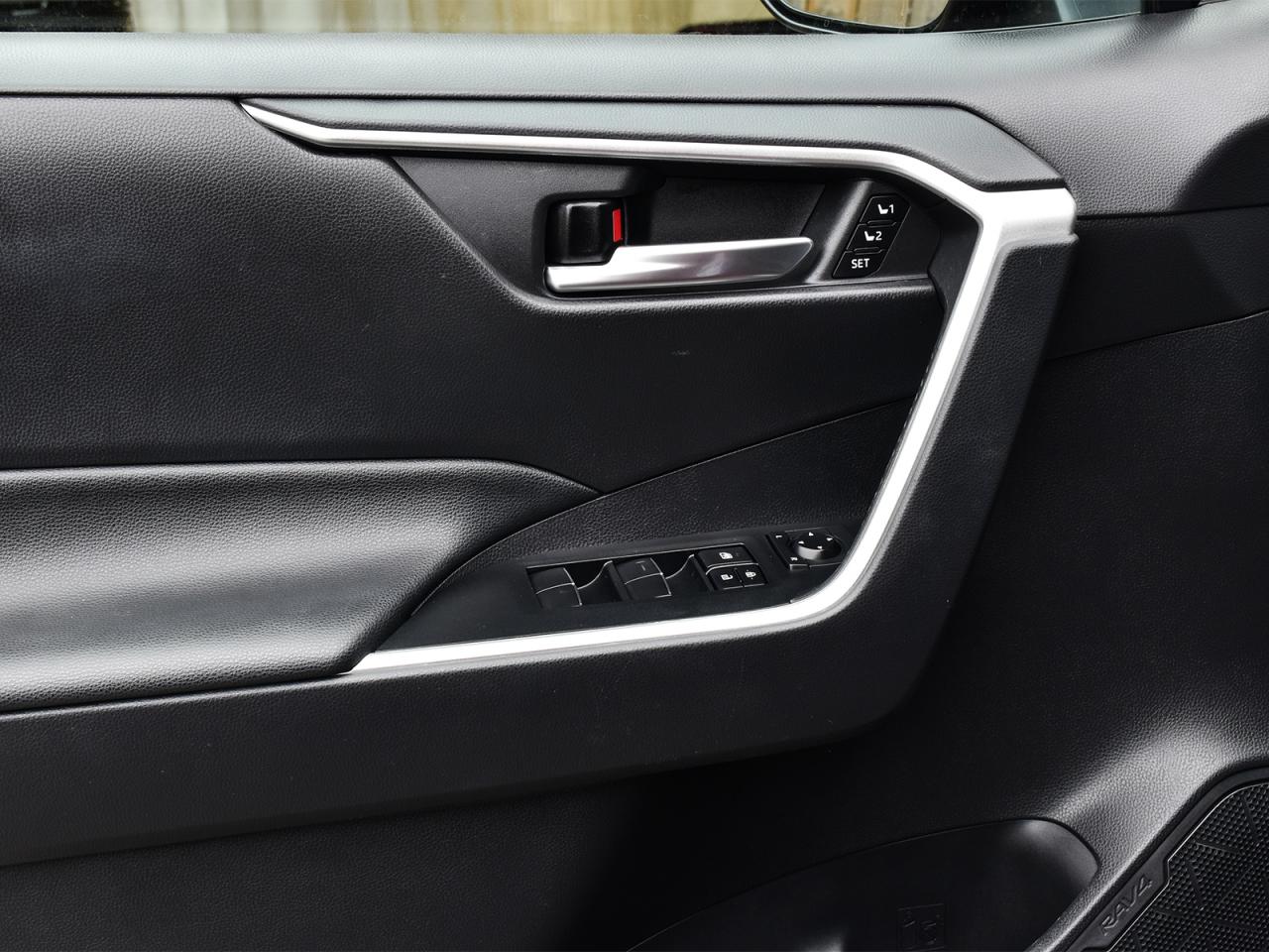 2021 Toyota RAV4 XLE Premium / LEATHER / SUNROOF / ONE OWNER / AWD - Photo #8