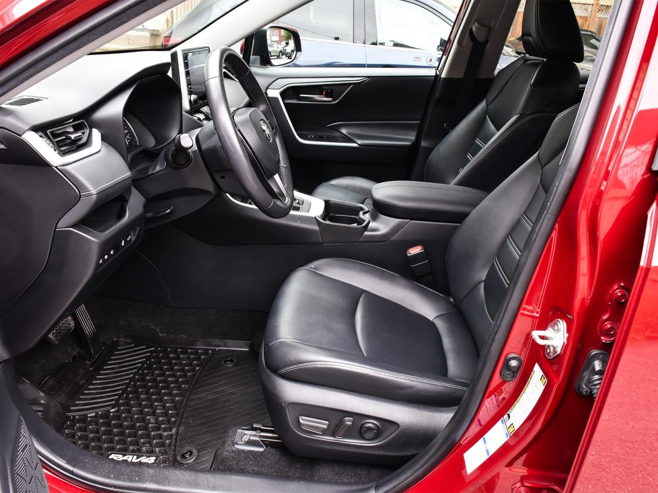 2021 Toyota RAV4 XLE Premium / LEATHER / SUNROOF / ONE OWNER / AWD - Photo #10