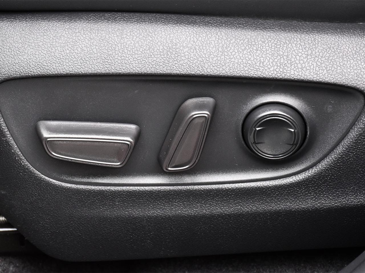2021 Toyota RAV4 XLE Premium / LEATHER / SUNROOF / ONE OWNER / AWD - Photo #12