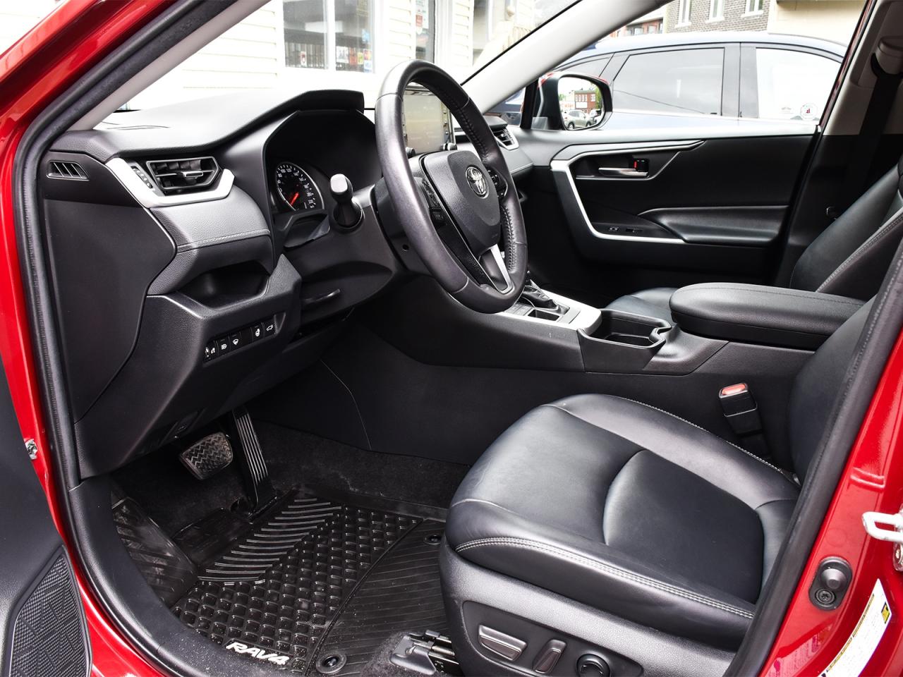 2021 Toyota RAV4 XLE Premium / LEATHER / SUNROOF / ONE OWNER / AWD - Photo #11