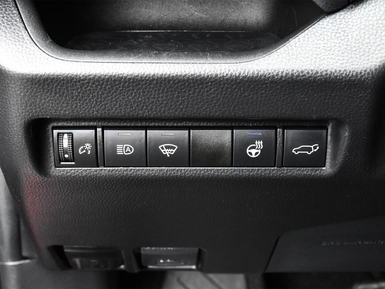 2021 Toyota RAV4 XLE Premium / LEATHER / SUNROOF / ONE OWNER / AWD - Photo #14