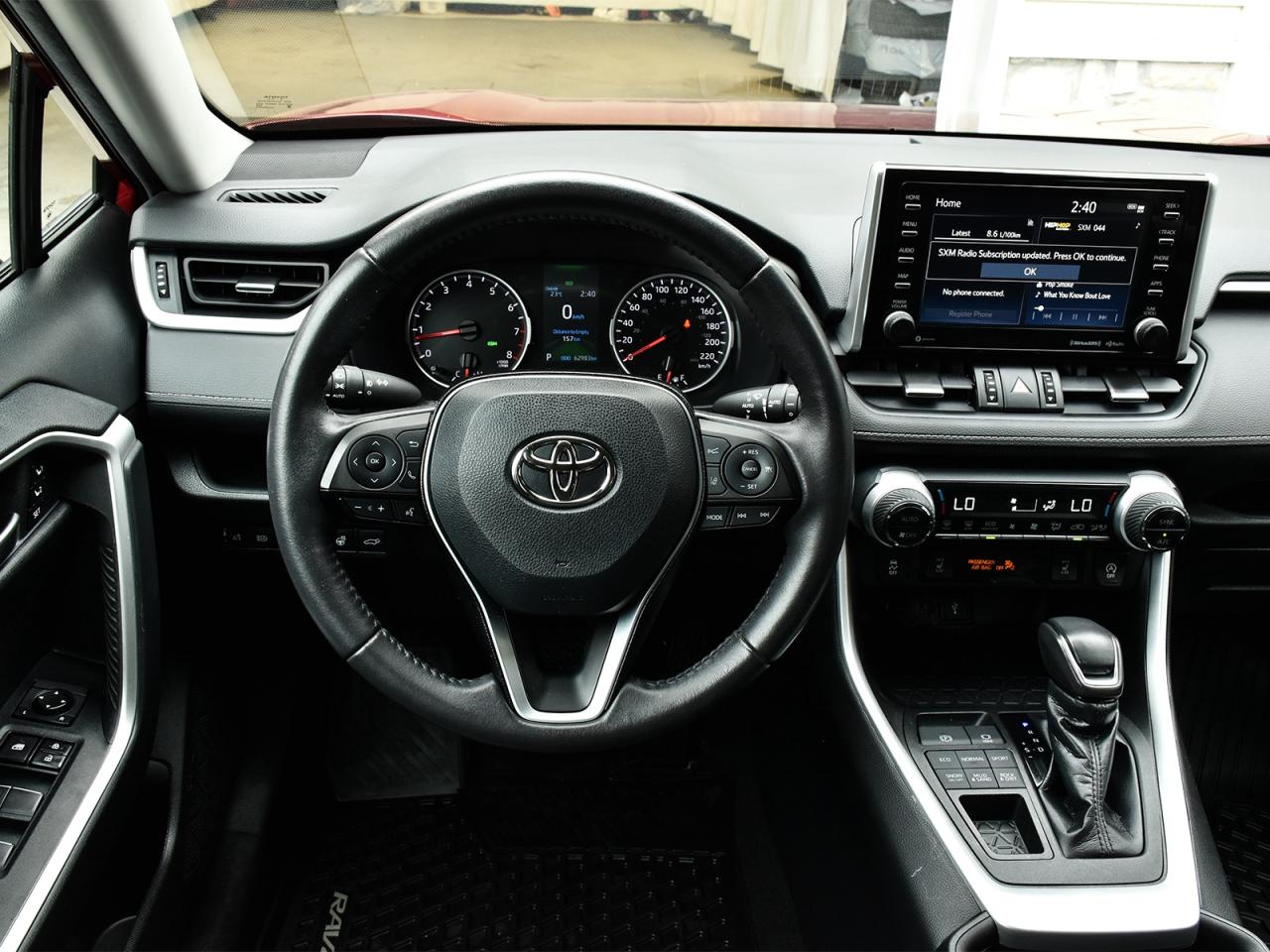 2021 Toyota RAV4 XLE Premium / LEATHER / SUNROOF / ONE OWNER / AWD - Photo #16