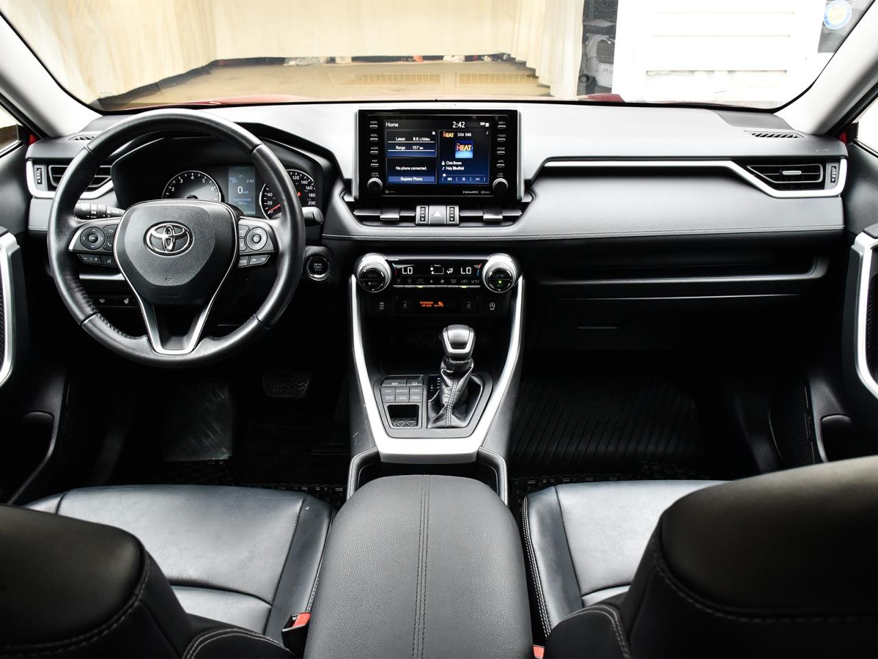 2021 Toyota RAV4 XLE Premium / LEATHER / SUNROOF / ONE OWNER / AWD - Photo #19