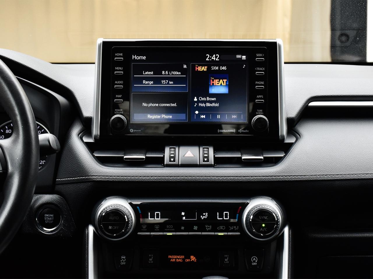 2021 Toyota RAV4 XLE Premium / LEATHER / SUNROOF / ONE OWNER / AWD - Photo #20