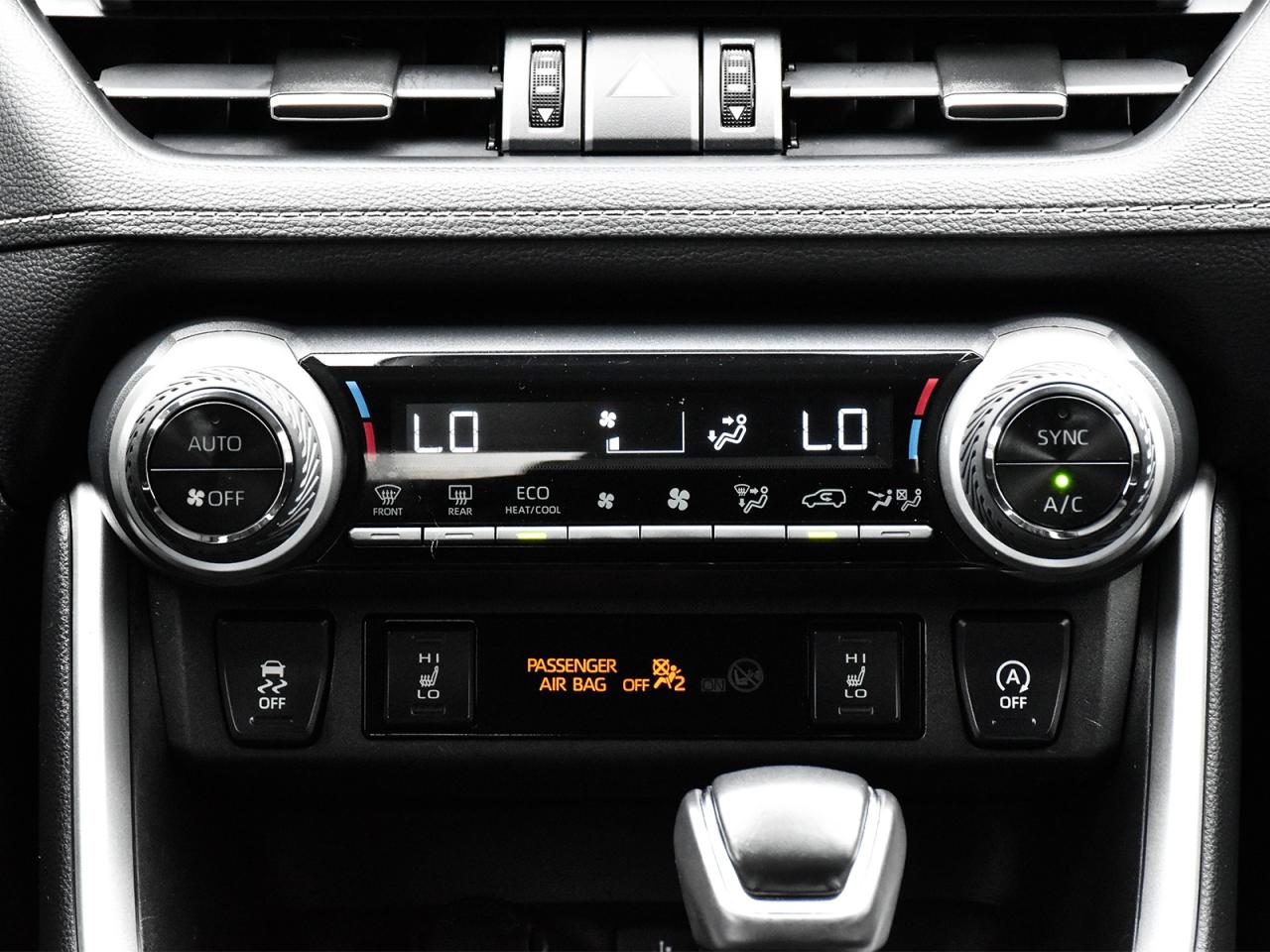 2021 Toyota RAV4 XLE Premium / LEATHER / SUNROOF / ONE OWNER / AWD - Photo #22