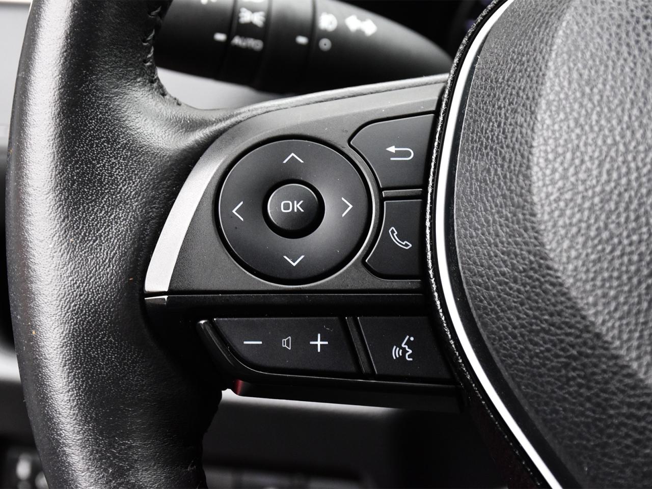 2021 Toyota RAV4 XLE Premium / LEATHER / SUNROOF / ONE OWNER / AWD - Photo #25