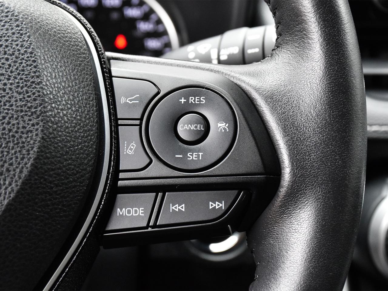 2021 Toyota RAV4 XLE Premium / LEATHER / SUNROOF / ONE OWNER / AWD - Photo #26
