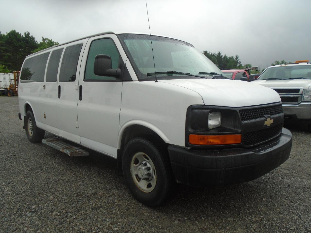 2014 Chevrolet Express Passenger 15 PASSANGER RWD 3500 155  LS w-1LS - Photo #6