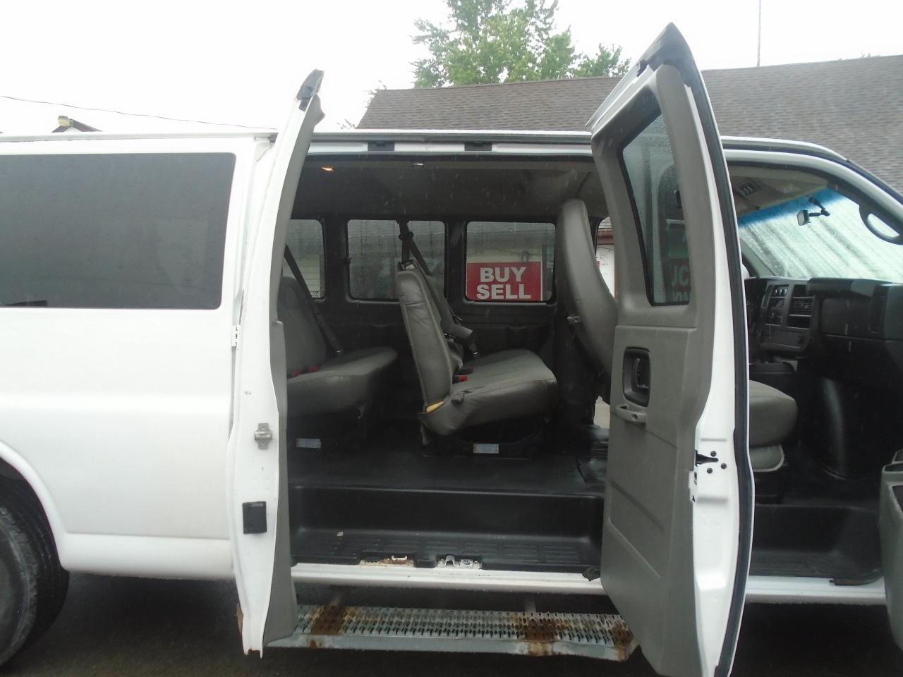 2014 Chevrolet Express Passenger 15 PASSANGER RWD 3500 155  LS w-1LS - Photo #23