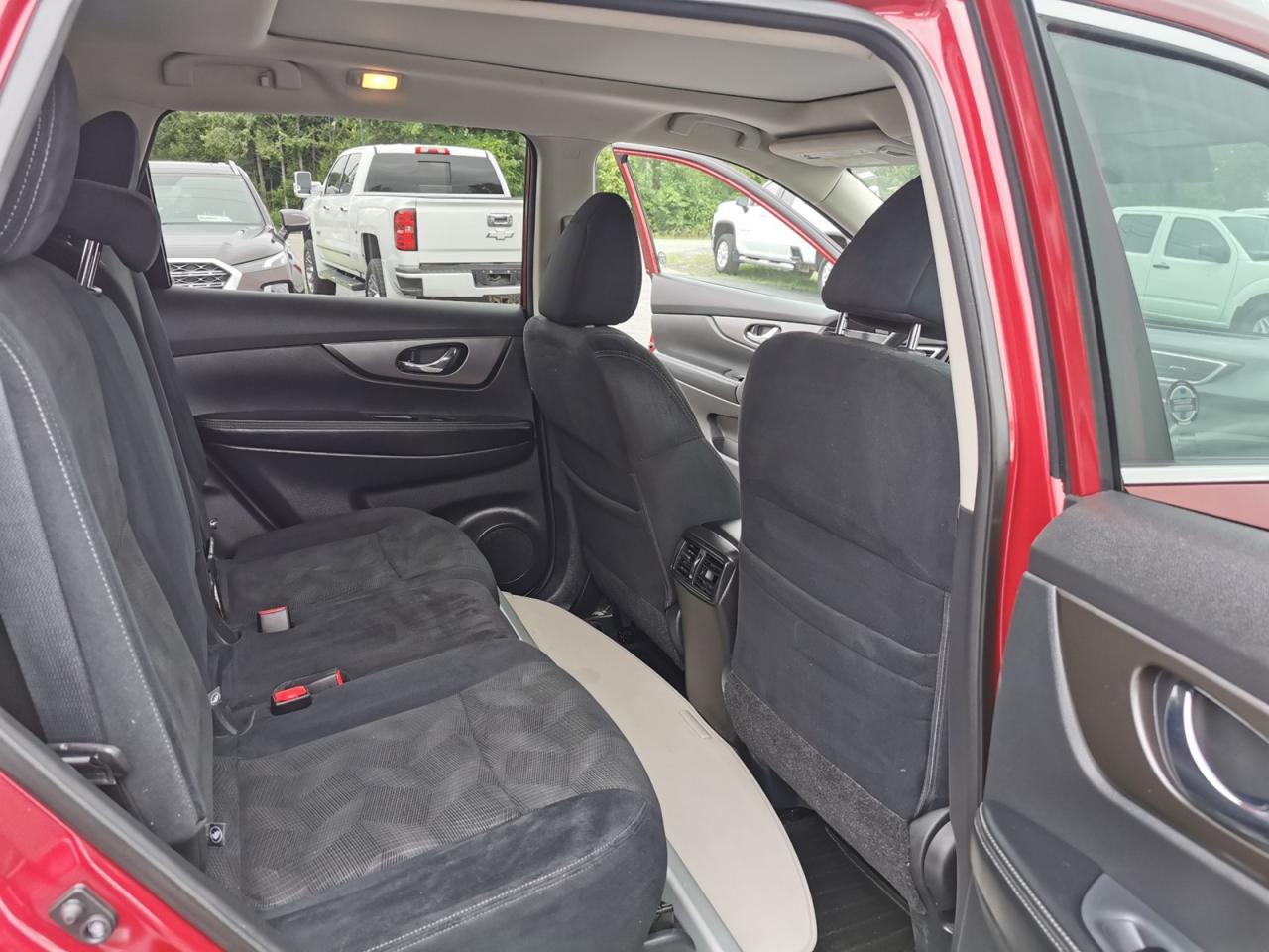 2015 Nissan Rogue SV - Photo #15