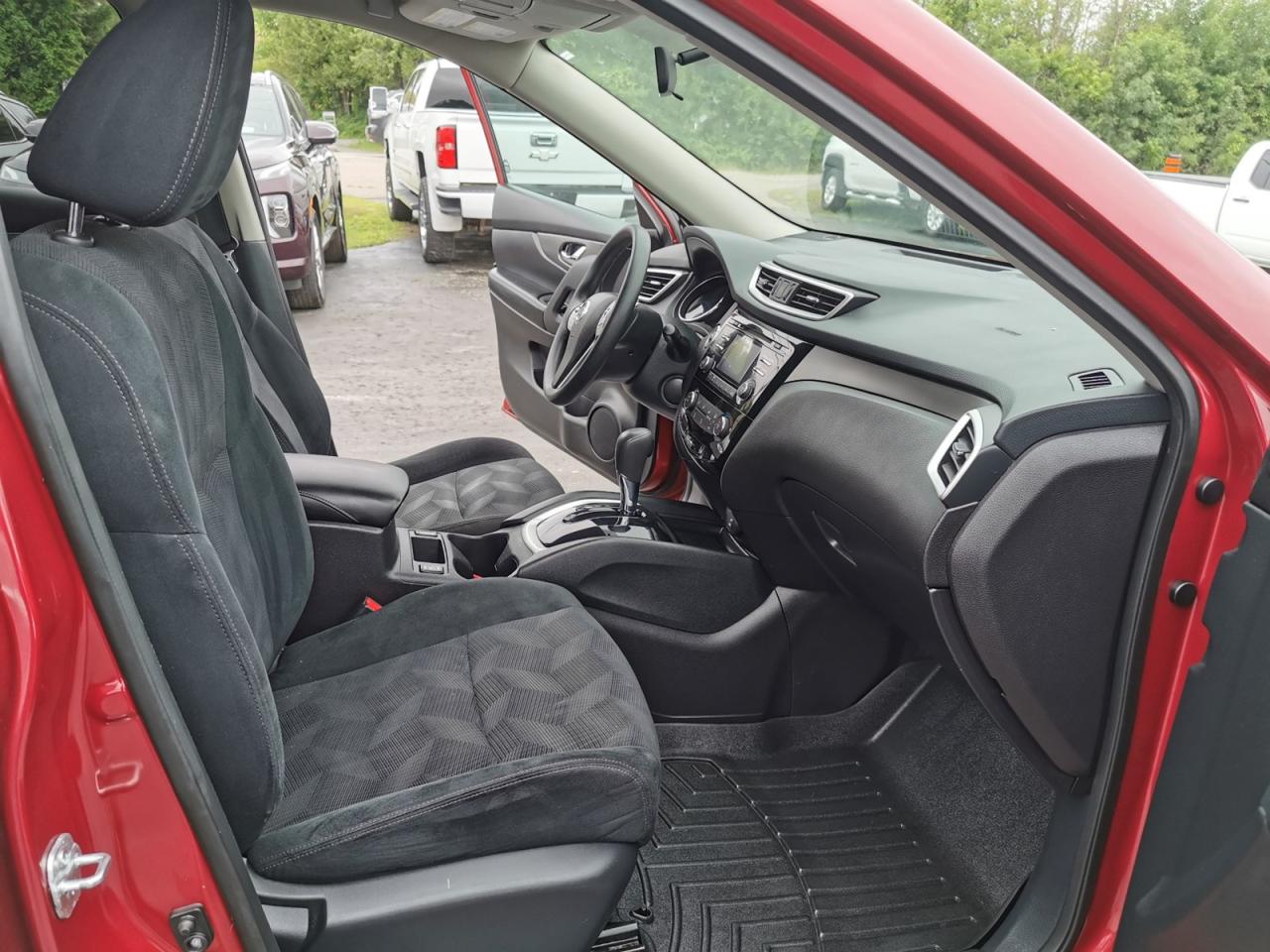 2015 Nissan Rogue SV - Photo #16