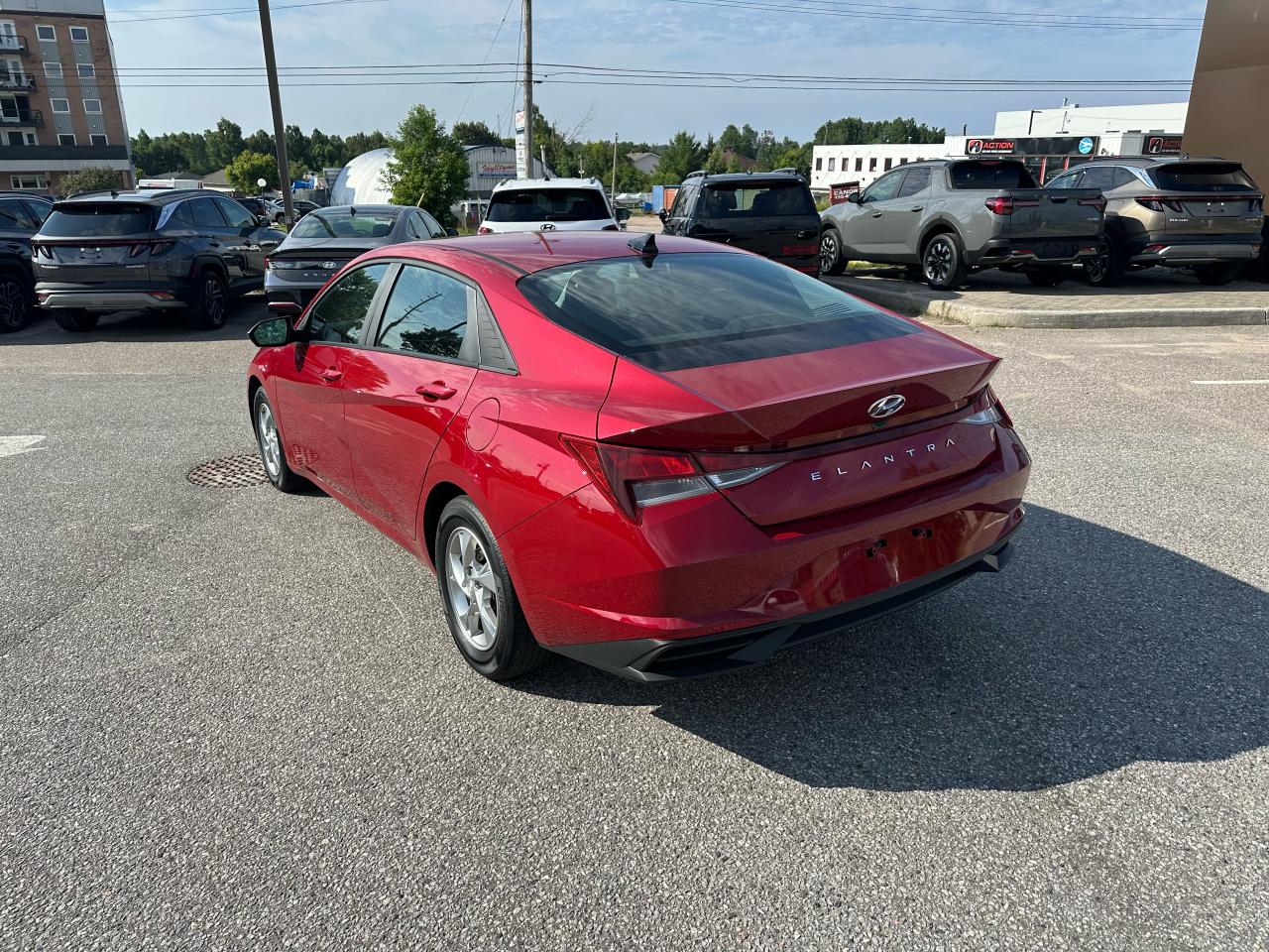 2022 Hyundai Elantra Essential Photo25