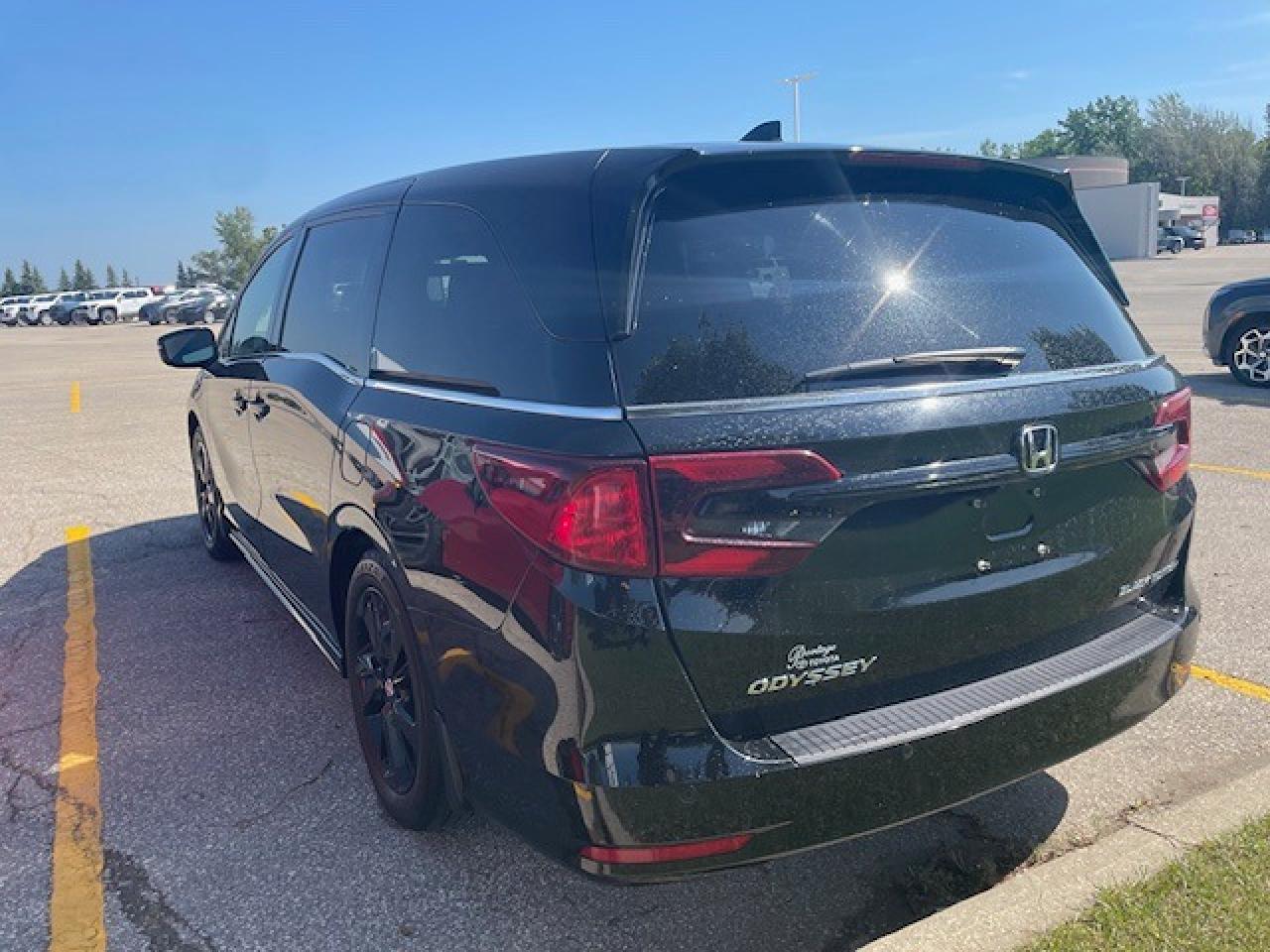 2023 Honda Odyssey Odyssey Black Edition Photo2