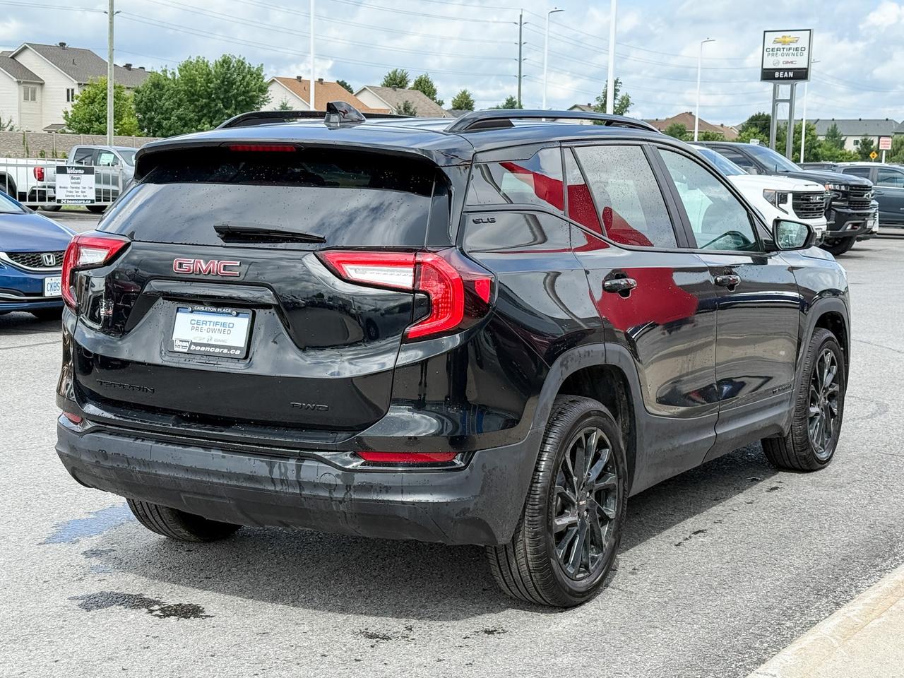 2024 GMC Terrain SLE 1.5L 4CYL WITH REMOTE START/ENTRY, HEATED SEATS, HD REAR VISION CAMERA, LANE KEEP ASSIST, LANE DEPARTURE WARNING, APPLE CARPLAY AND ANDROID AUTO Photo