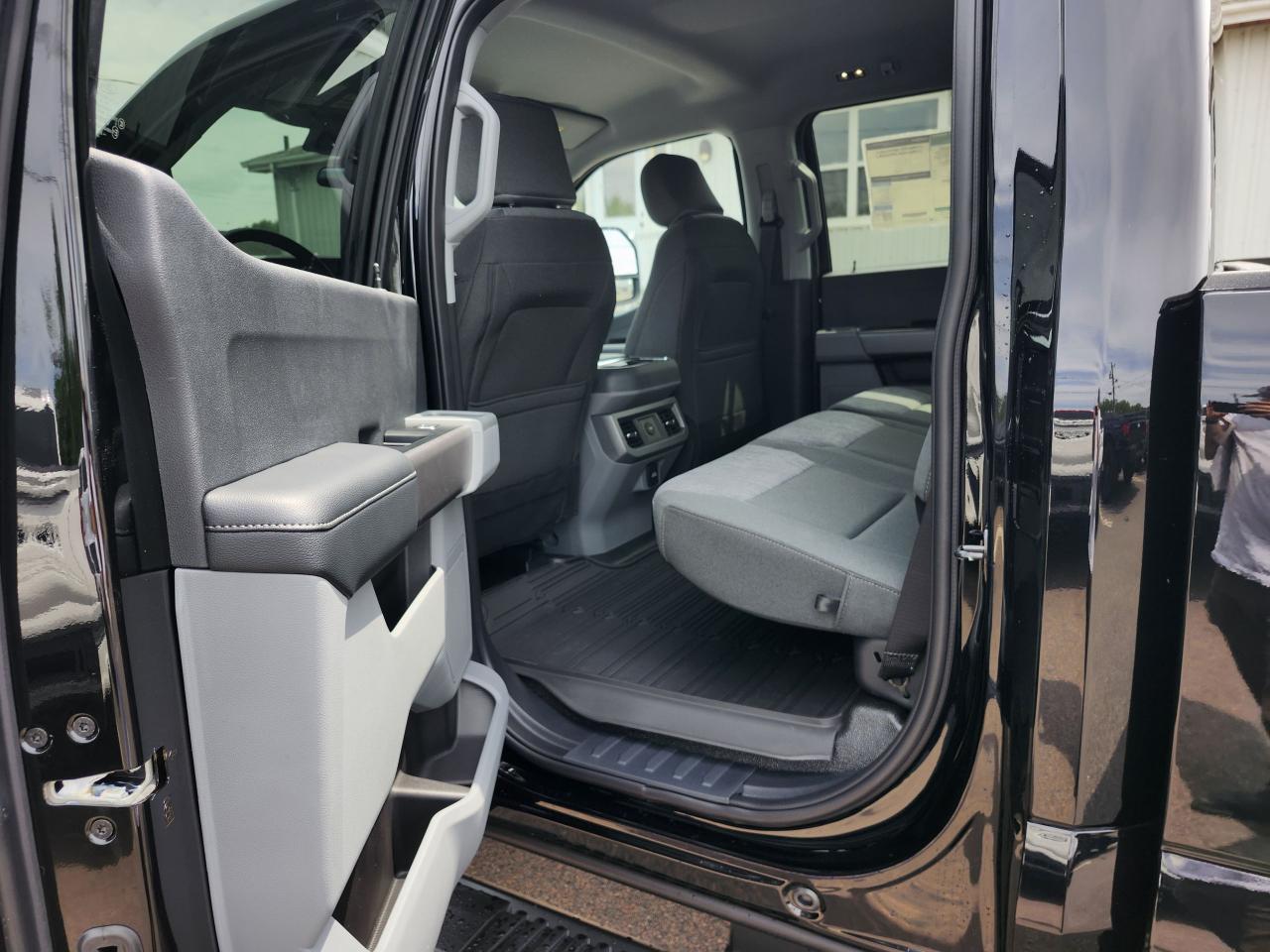 2025 Ford F-350 4X4 CREW CAB PICKUP/ Photo5