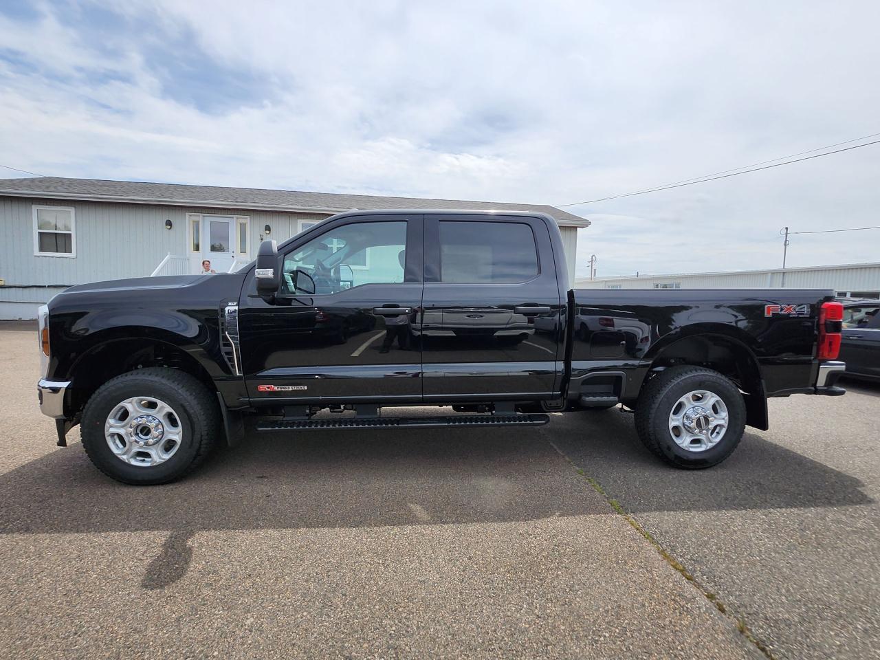 2025 Ford F-350 4X4 CREW CAB PICKUP/ Photo3