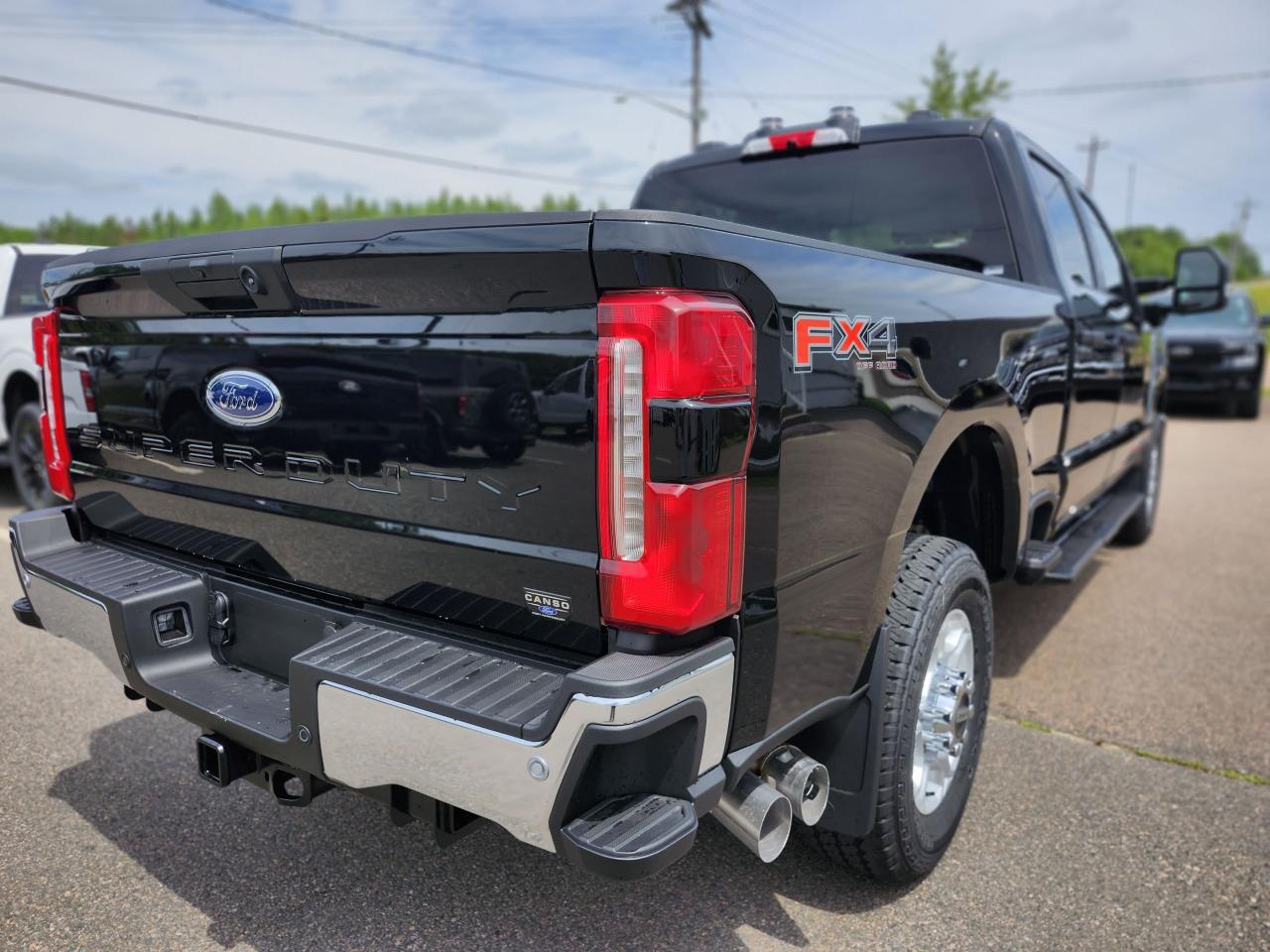 2025 Ford F-350 4X4 CREW CAB PICKUP/ Photo5