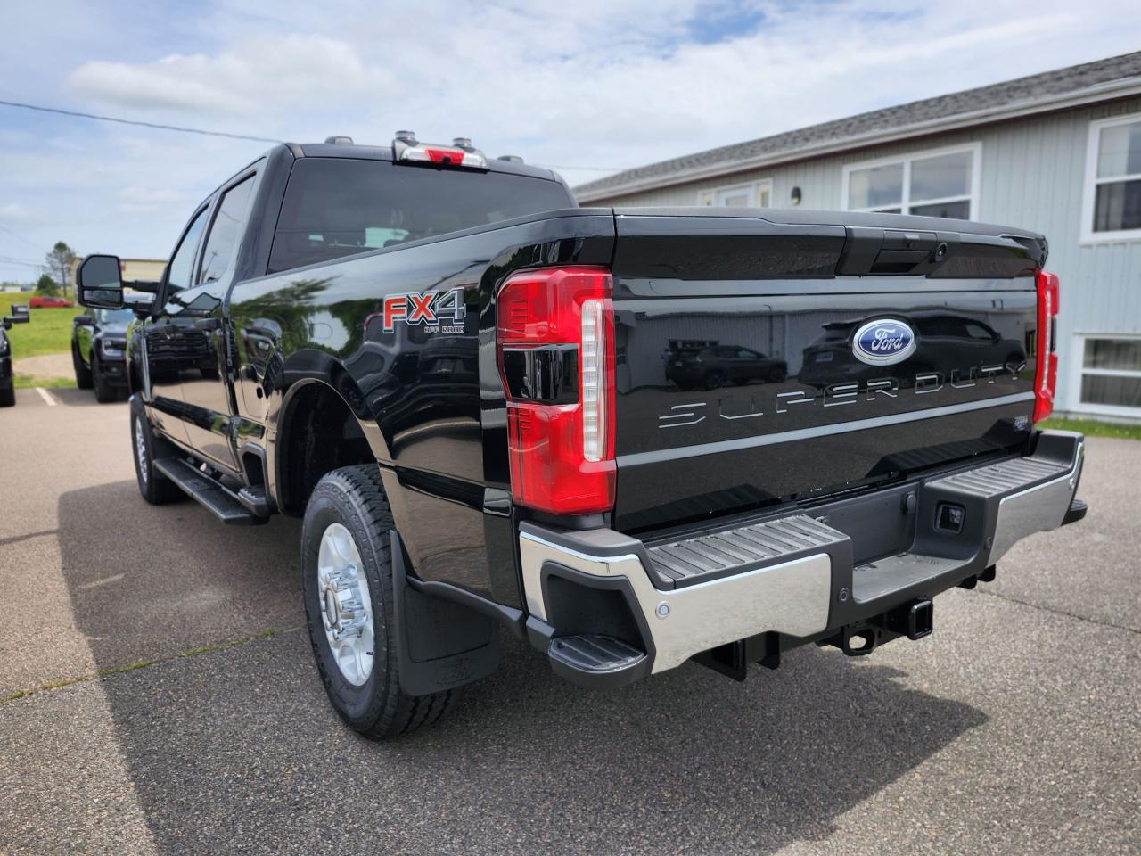 2025 Ford F-350 4X4 CREW CAB PICKUP/ Photo4