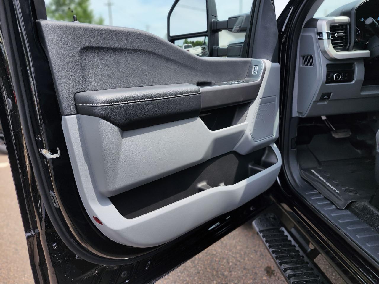 2025 Ford F-350 4X4 CREW CAB PICKUP/ Photo5