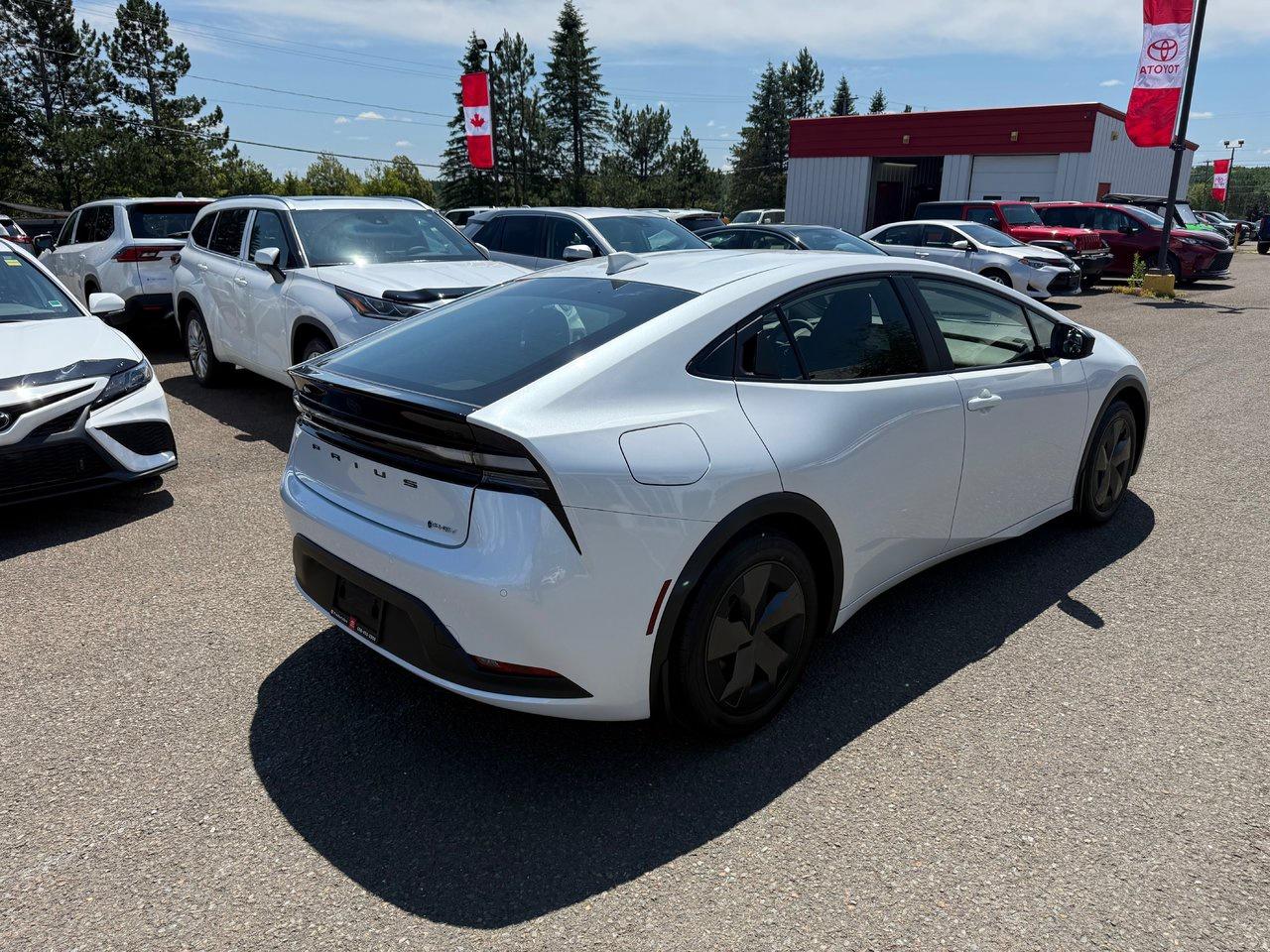 2025 Toyota Prius Plug-In Hybrid SE Photo4