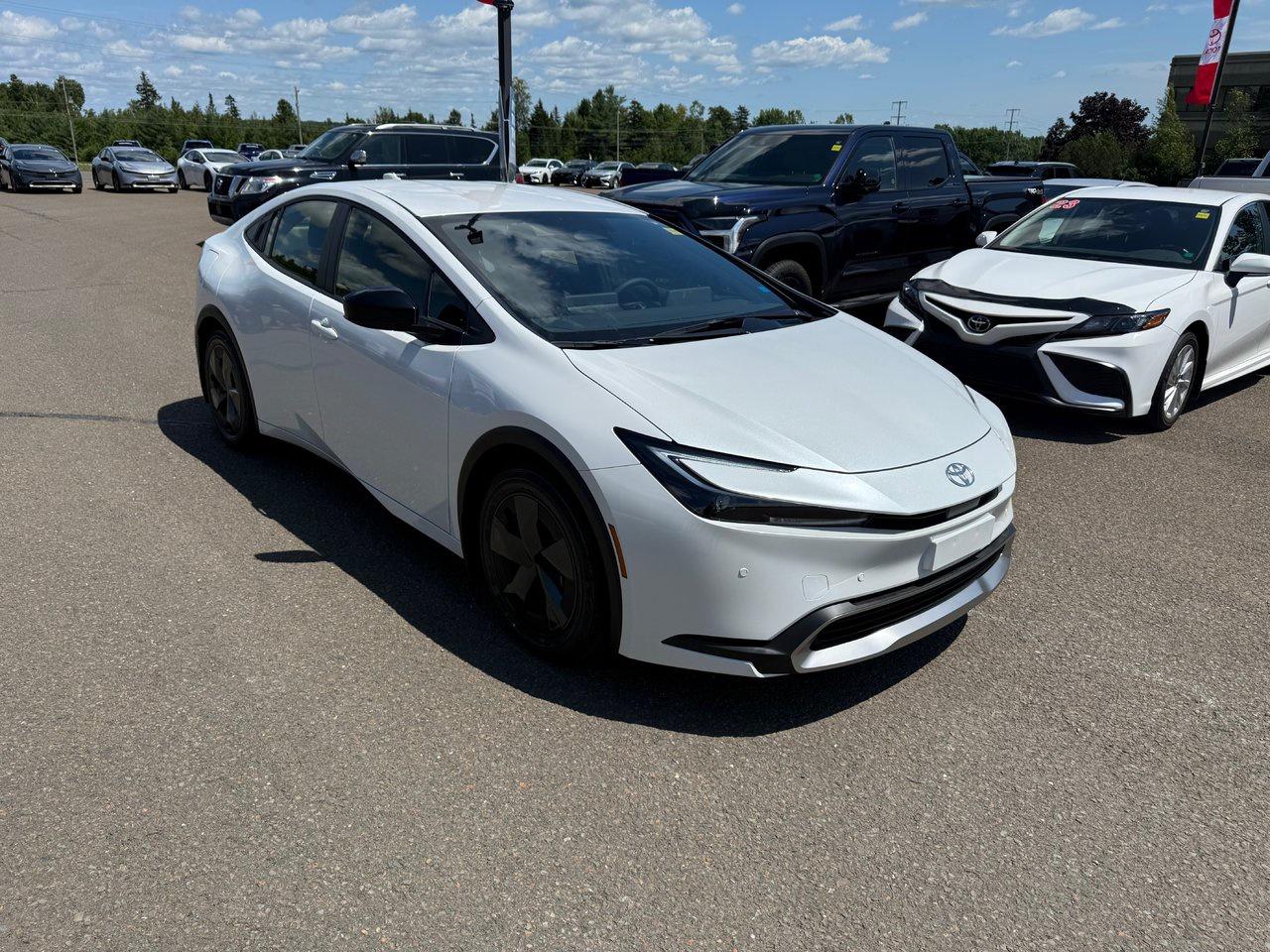 2025 Toyota Prius Plug-In Hybrid SE Photo2
