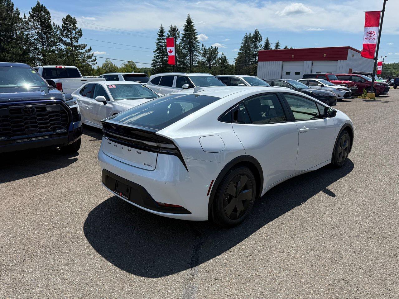 2025 Toyota Prius Plug-In Hybrid SE Photo4