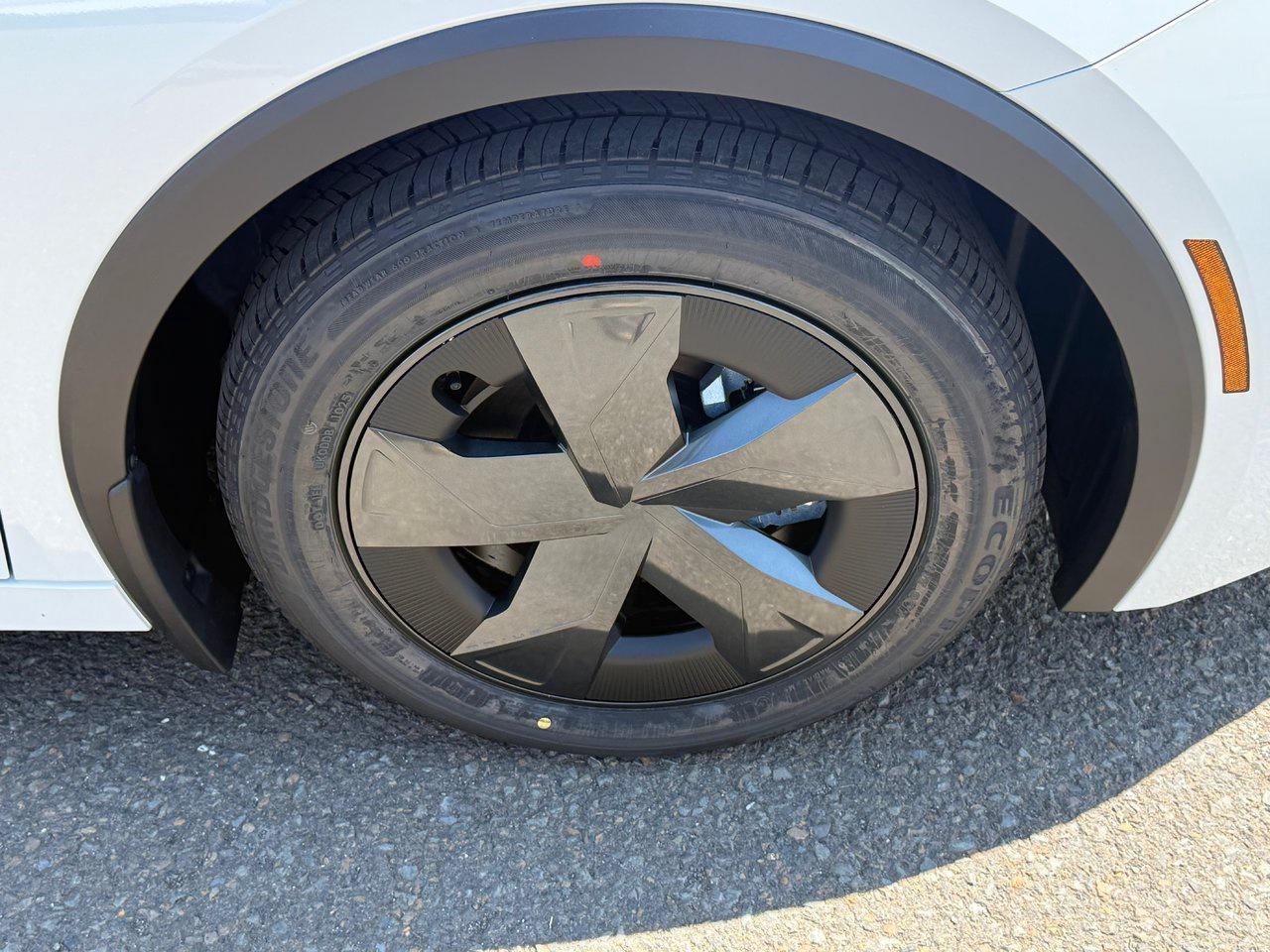 2025 Toyota Prius Plug-In Hybrid SE Photo3