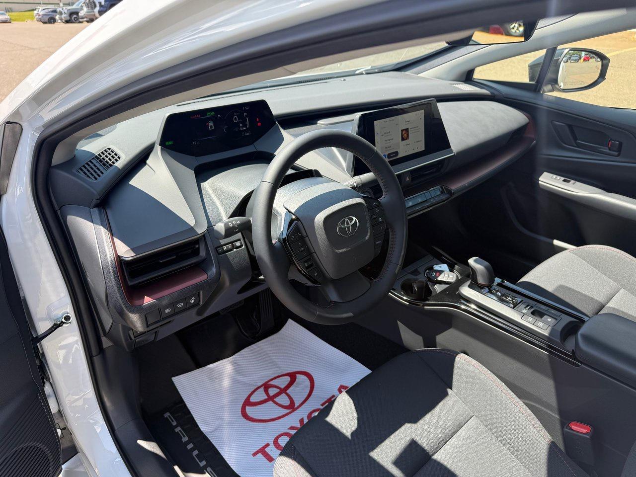 2025 Toyota Prius Plug-In Hybrid SE Photo