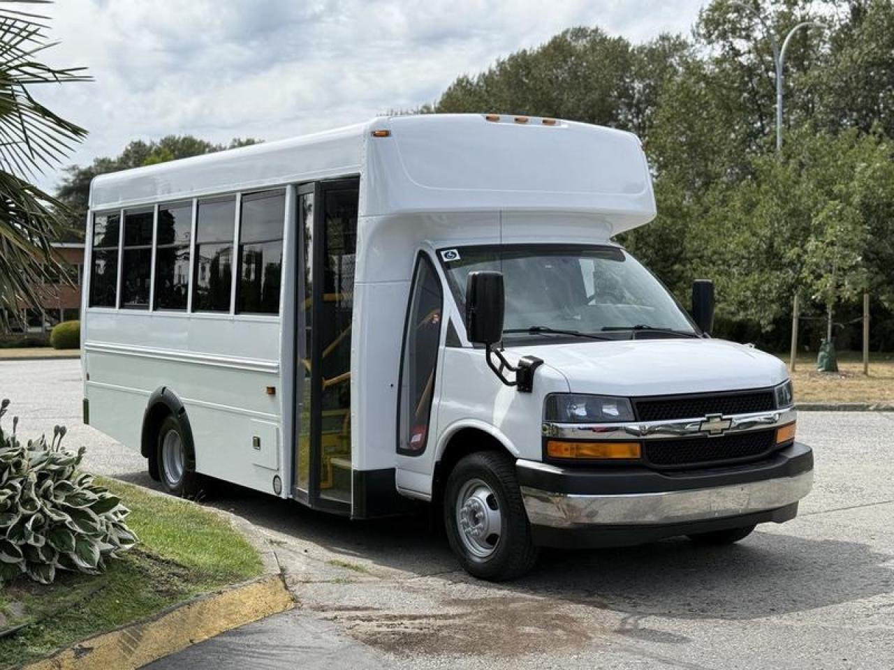 Used 2017 Chevrolet Express 4500 13-Passenger Bus with Wheelchair Lift for sale in Burnaby, BC